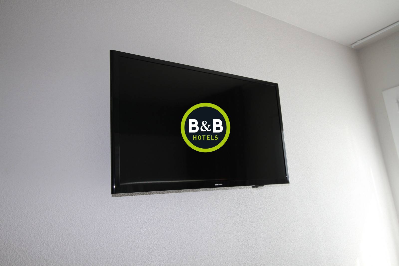 La télévision à écran plat qui équipe toutes les chambres du B&B HOTEL Montélimar Sud à Montélimar