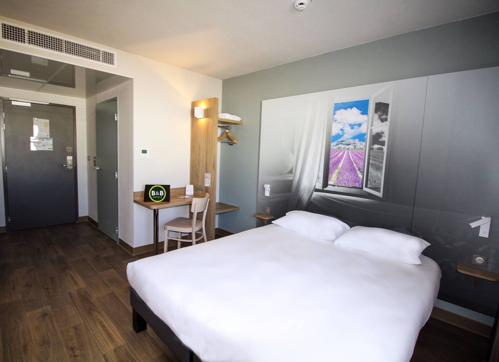La chambre standard pour 2 personnes de l'hôtel avec wifi gratuit à Montélimar