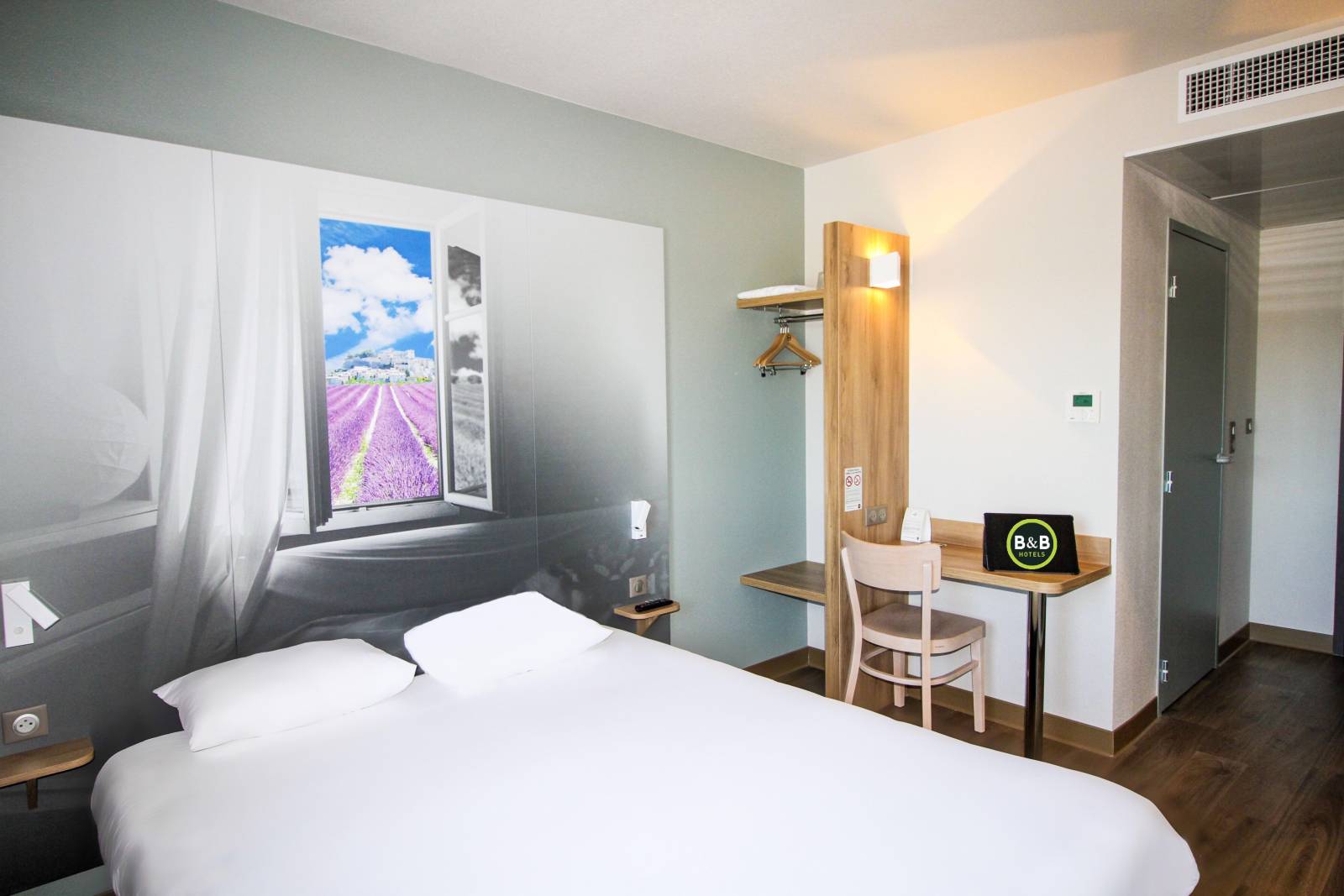 La chambre standard de l'hôtel pour une étape à Montélimar