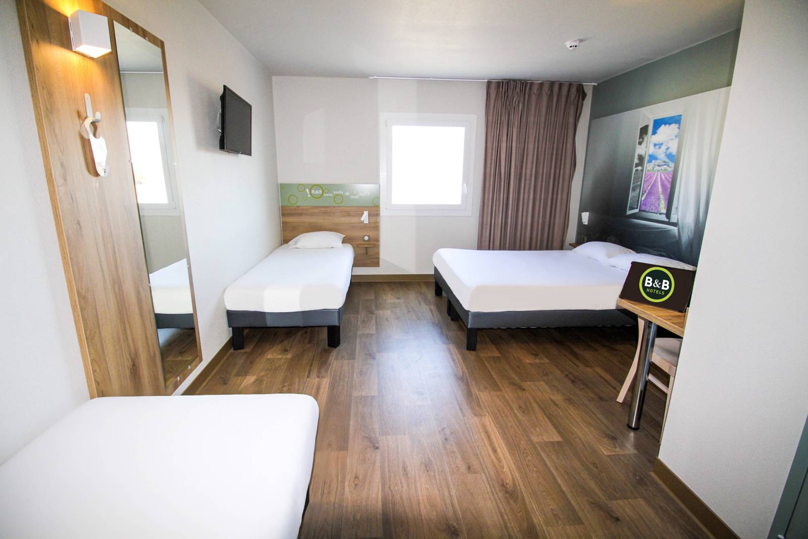 La chambre 4 personnes de l'hôtel au meilleur prix avec un parking gratuit à Montélimar