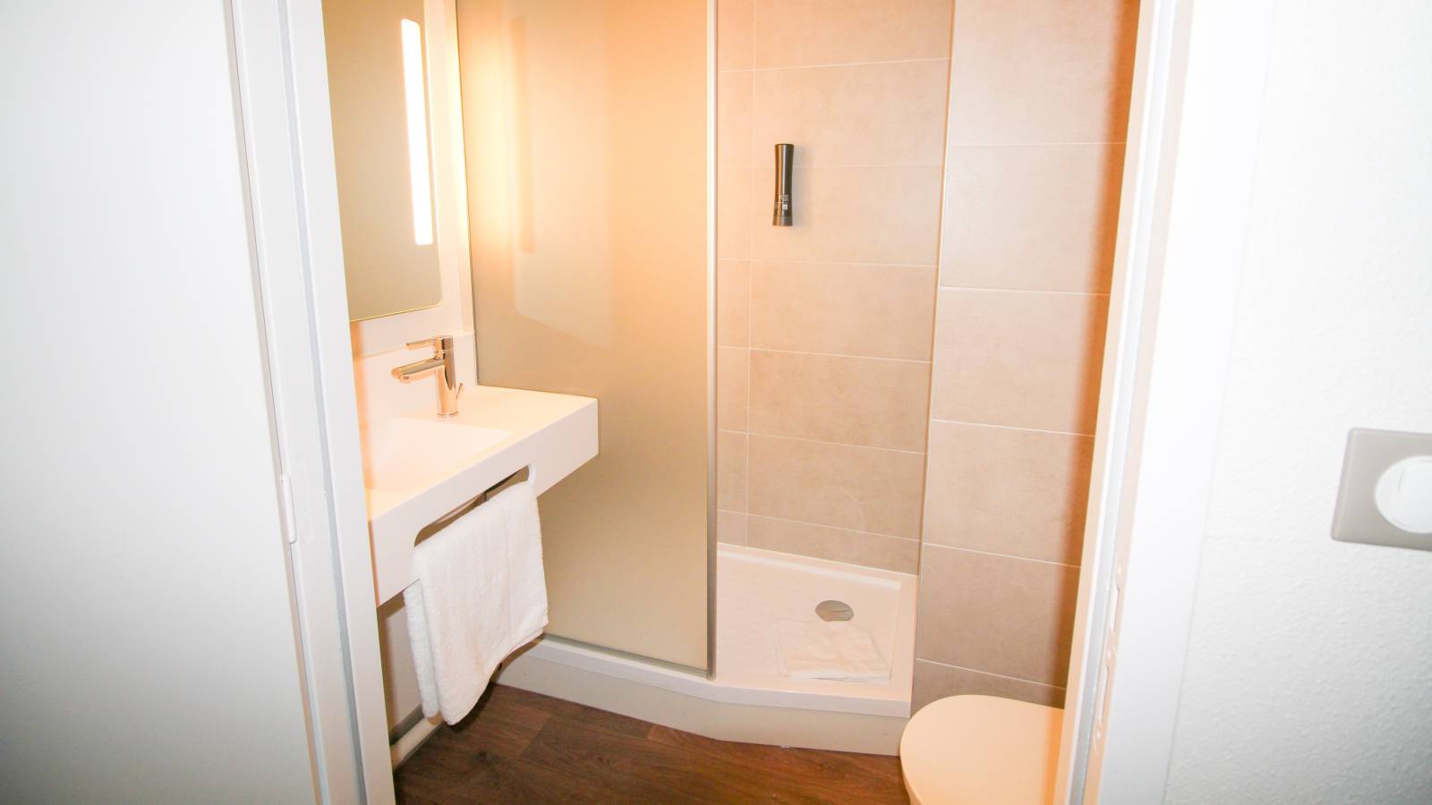 La salle de bain du B&B HOTEL Montélimar Sud à Montélimar