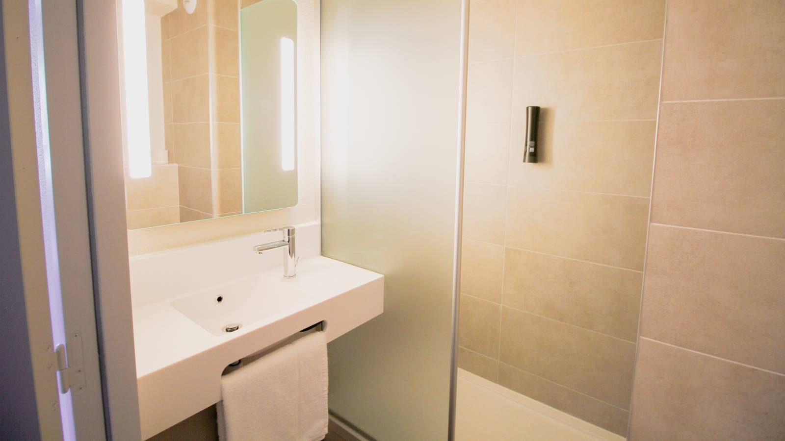 La salle de bain moderne du B&B HOTEL Montélimar Sud à Montélimar