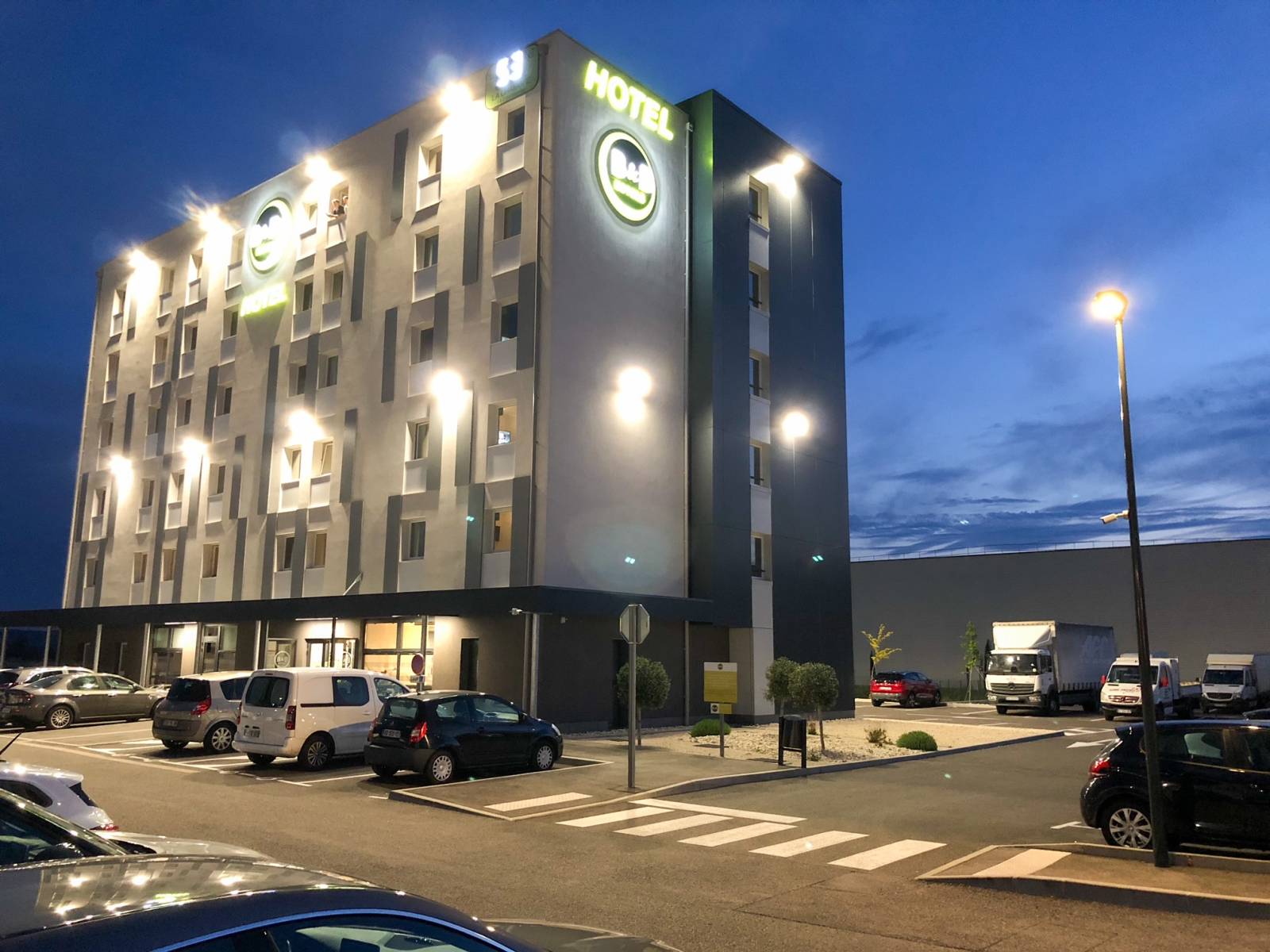 Le parking sécurisé de l'hôtel proche de l'autoroute A7 à Montélimar Sud