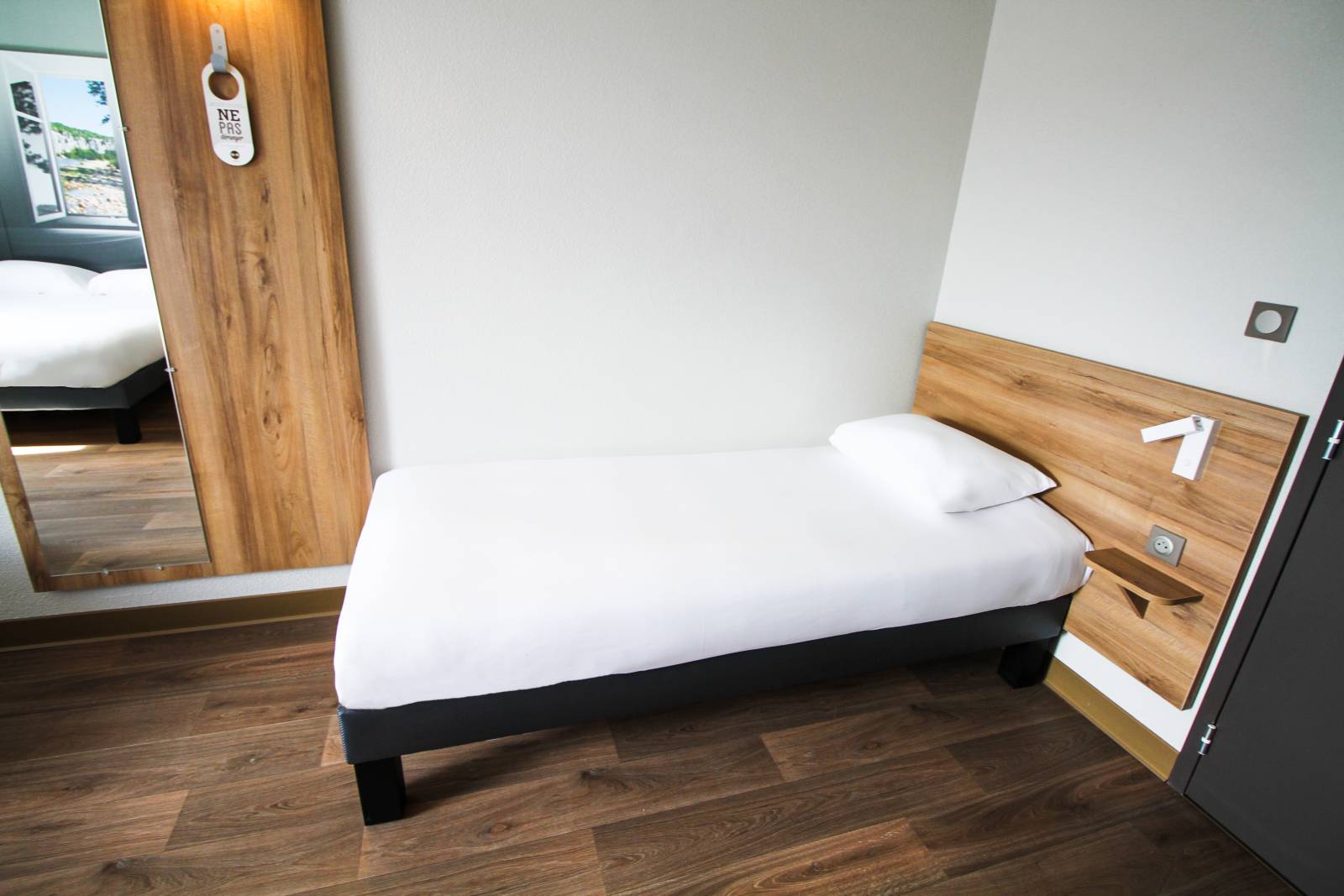 Un lit séparé de la chambre quadruple du B&B HOTEL Montélimar Sud à Montélimar