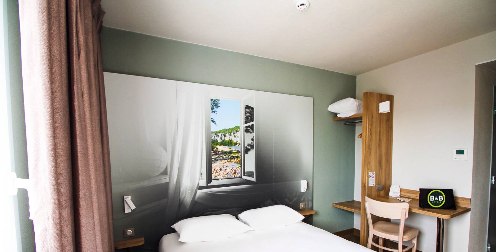 La chambre double standard de l'hôtel à Montélimar