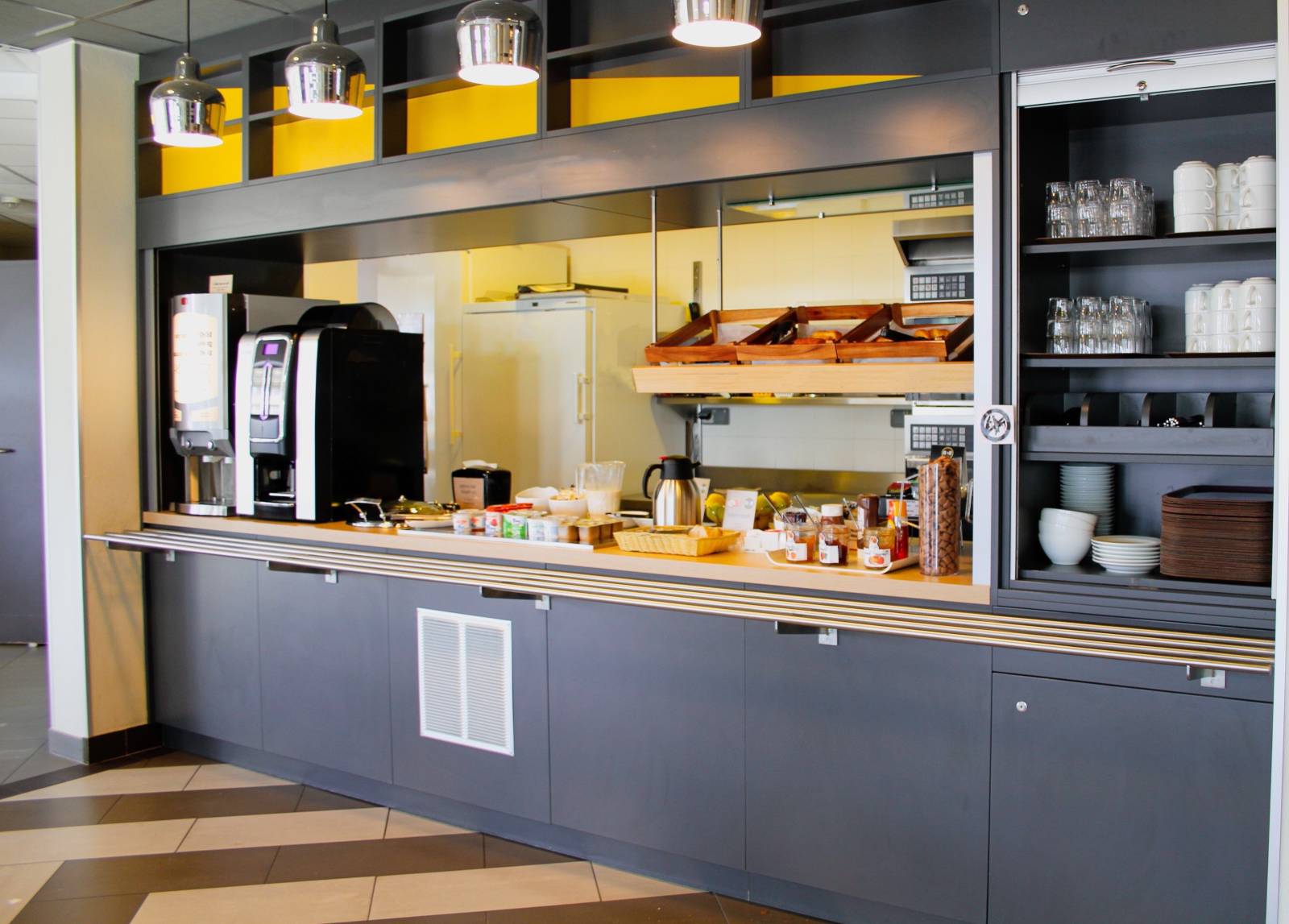 Le buffet de petit déjeuner de l'hôtel petit budget proche de l'autoroute A7 à Montélimar 