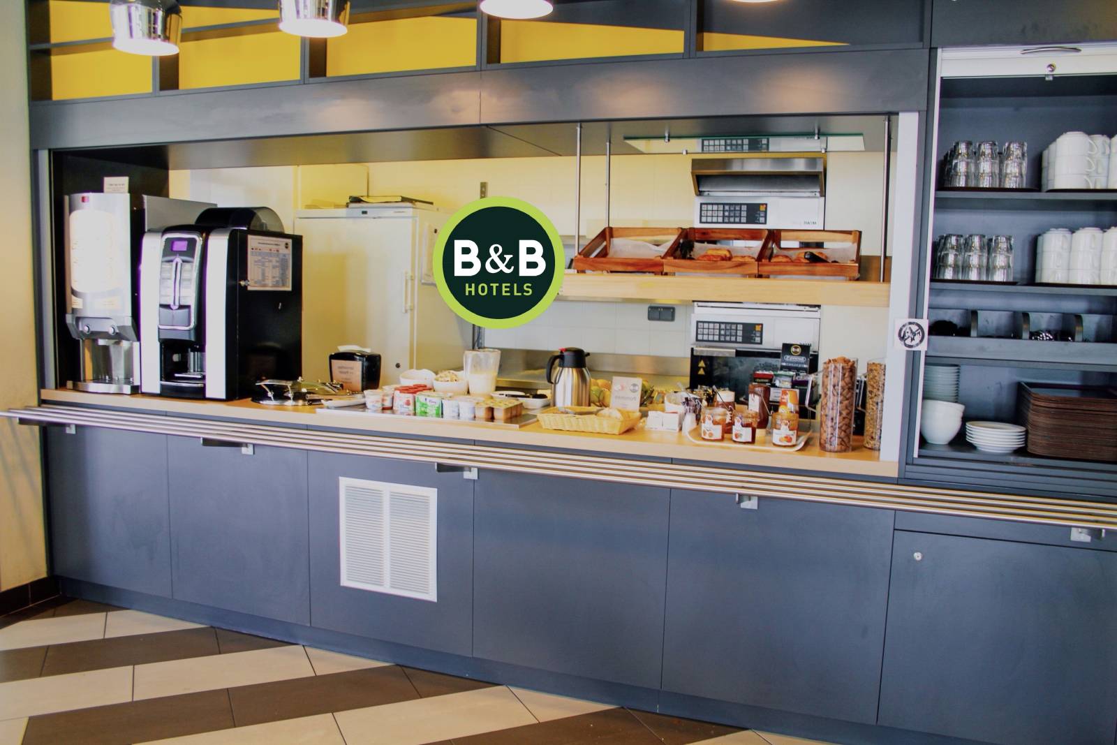 Le Buffet de petit-déjeuner du B&B HOTEL Montélimar Sud à Montélimar