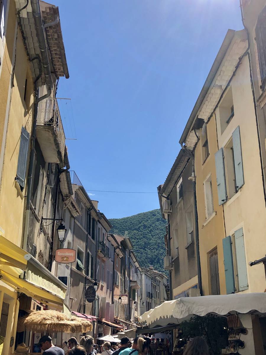 Une rue piétonne de Nyons