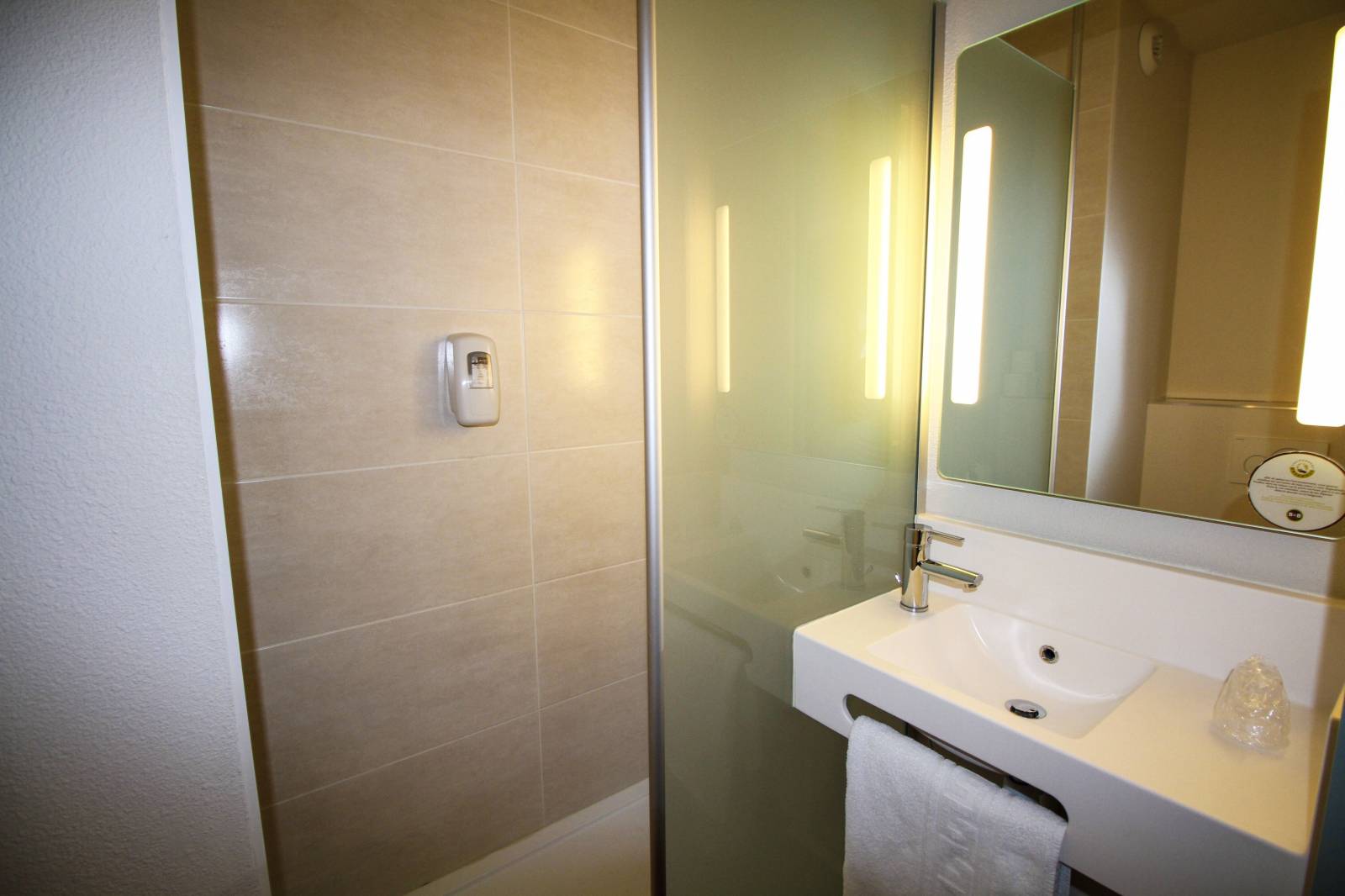 La salle de bain de l’hôtel B&B Montélimar Sud à Montélimar