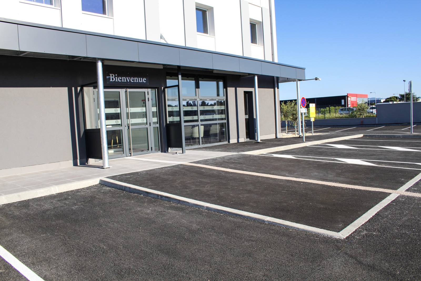 L'entrée du B&B HOTEL Montélimar Sud à Montélimar vue de l'extérieur