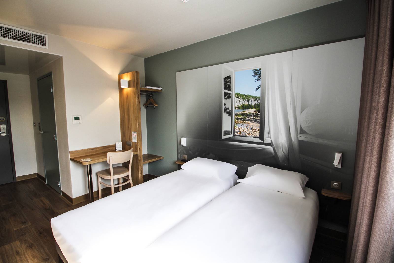 La chambre twin pour 2 personnes de l'hôtel avec un accès facile à l'autoroute A7 à Montélimar