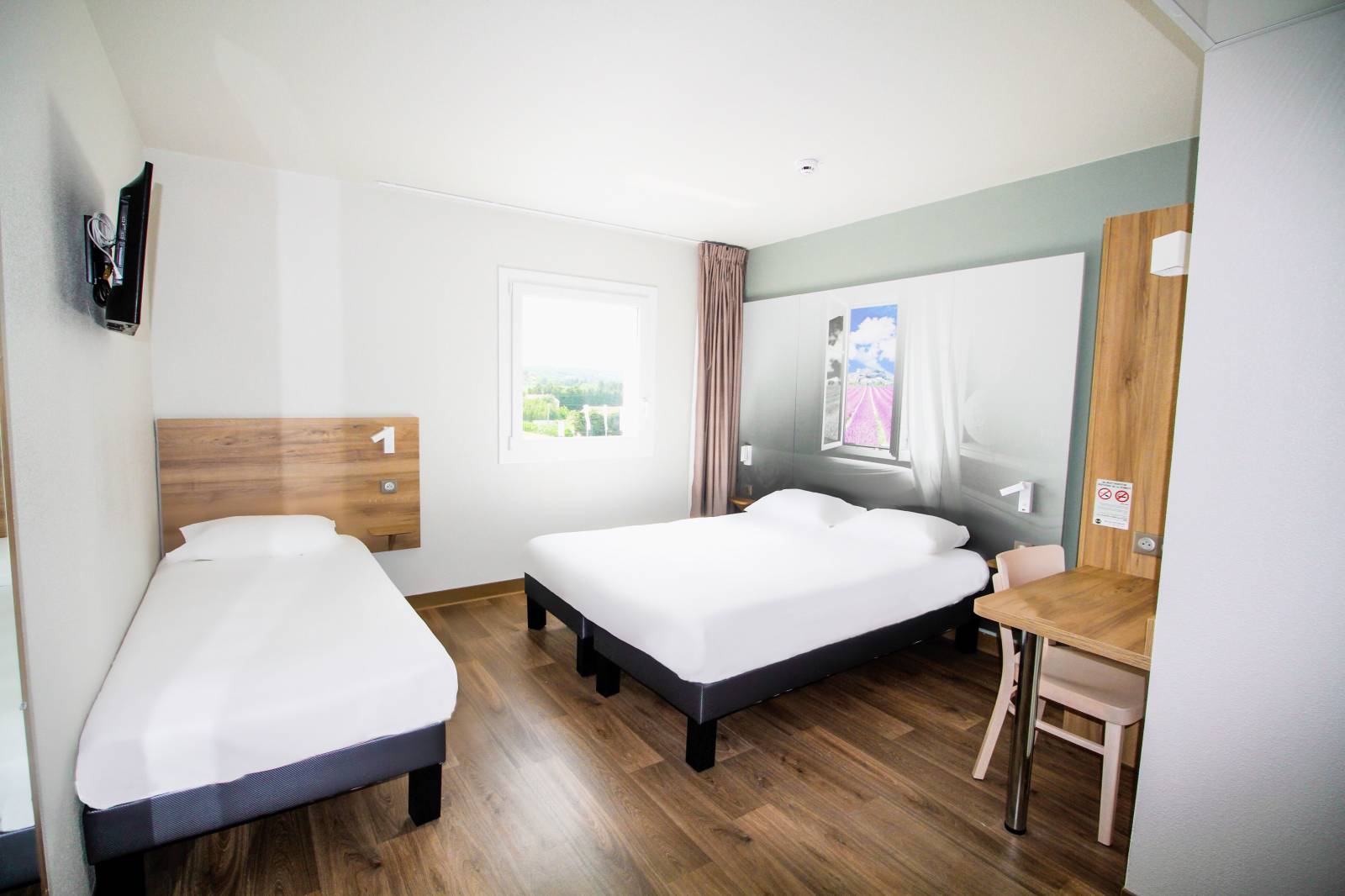 La chambre triple de l'hôtel B&B Montélimar Sud à Montélimar