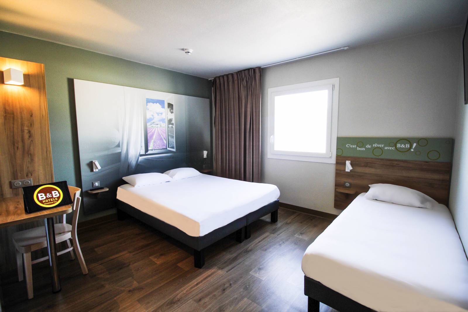 La chambre triple de l'hôtel B&B Montélimar Sud à Montélimar