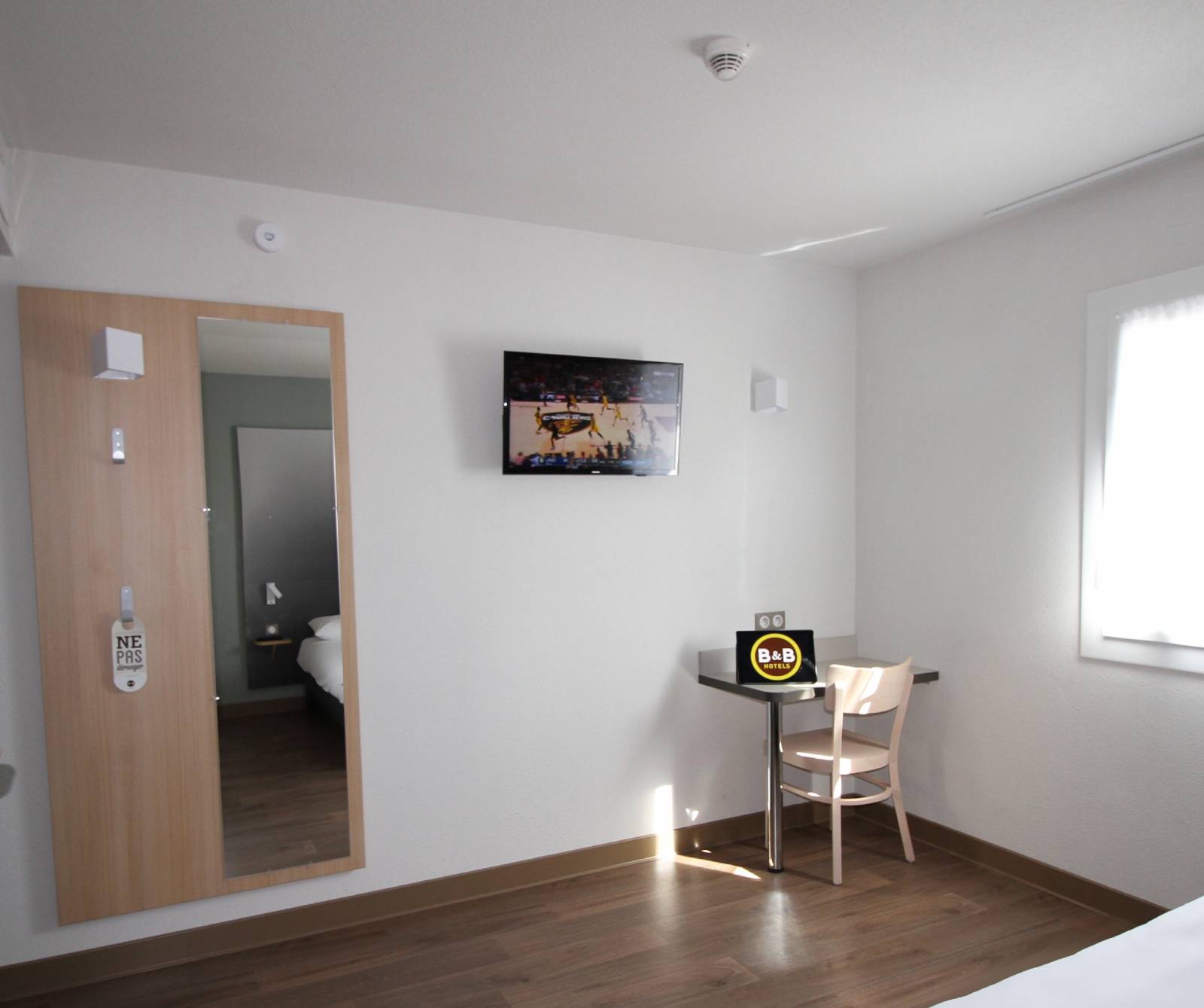 Le téléviseur de la chambre de l'hôtel B&B Montélimar Sud à Montélimar