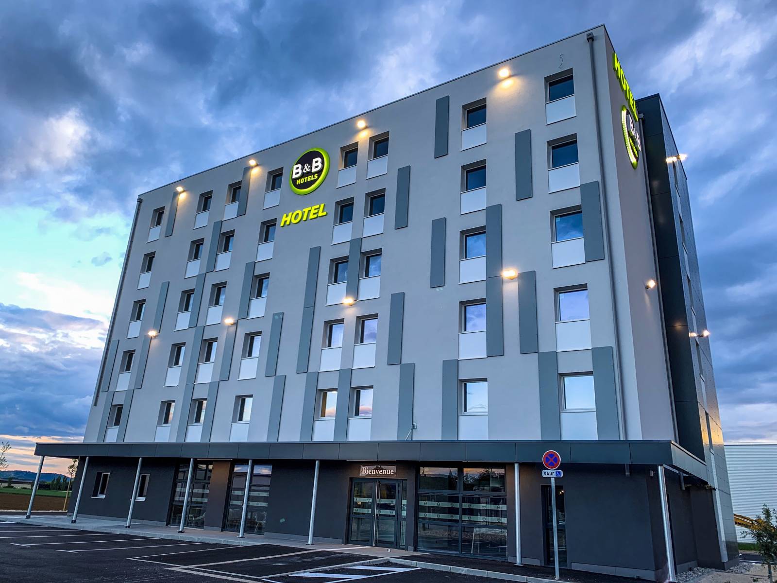 L’Hôtel B&B Montélimar Sud à Montélimar à la tombée de la nuit