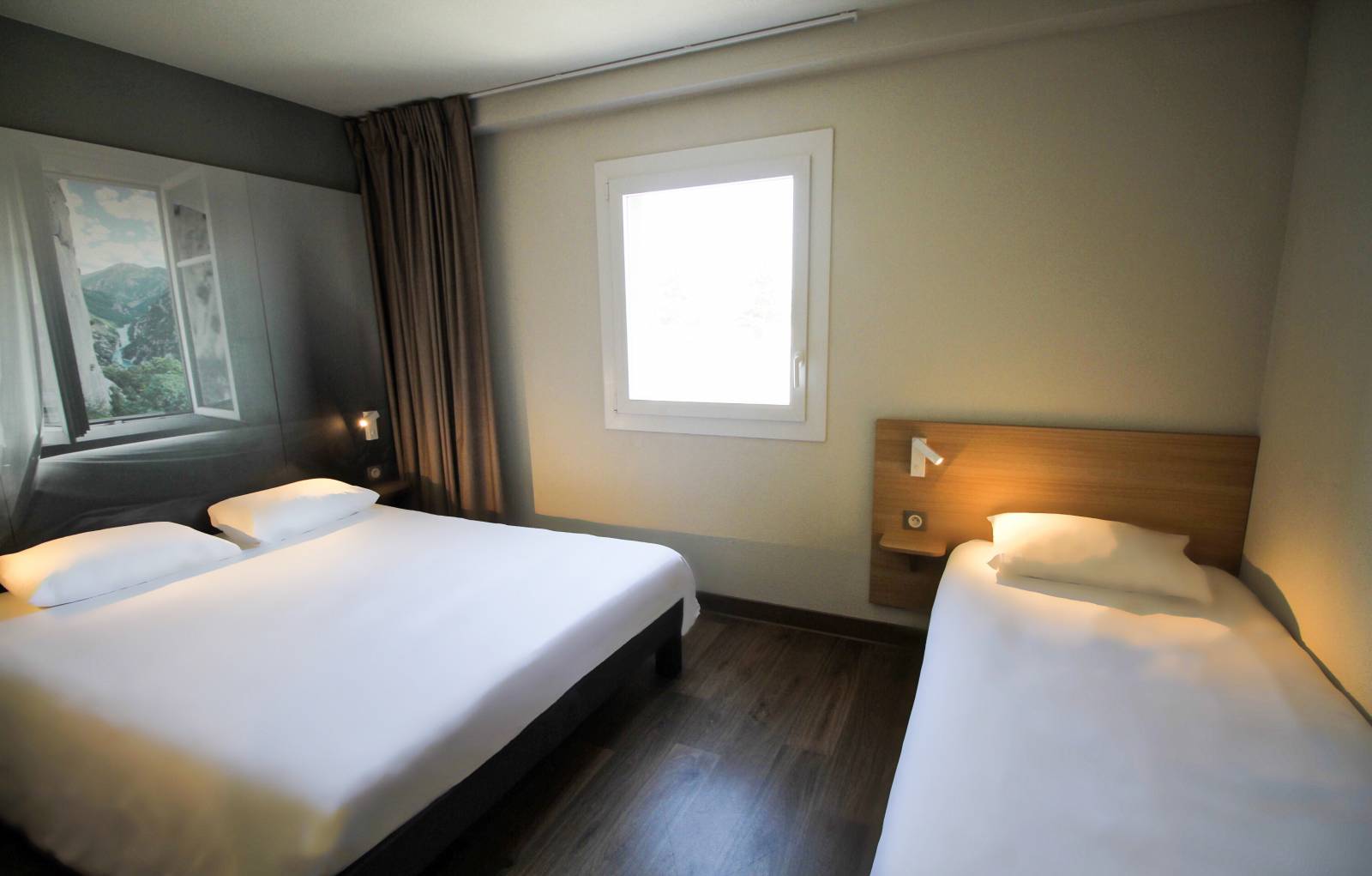 La chambre triple de l'hôtel B&B Montélimar Sud à Montélimar