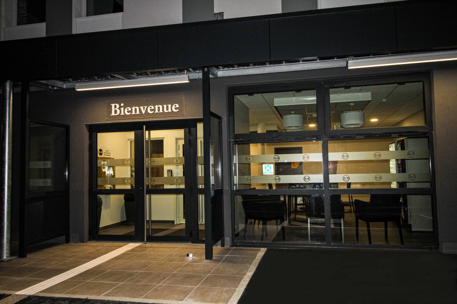 L'entrée de l'hôtel B&B Montélimar Sud à Montélimar de nuit