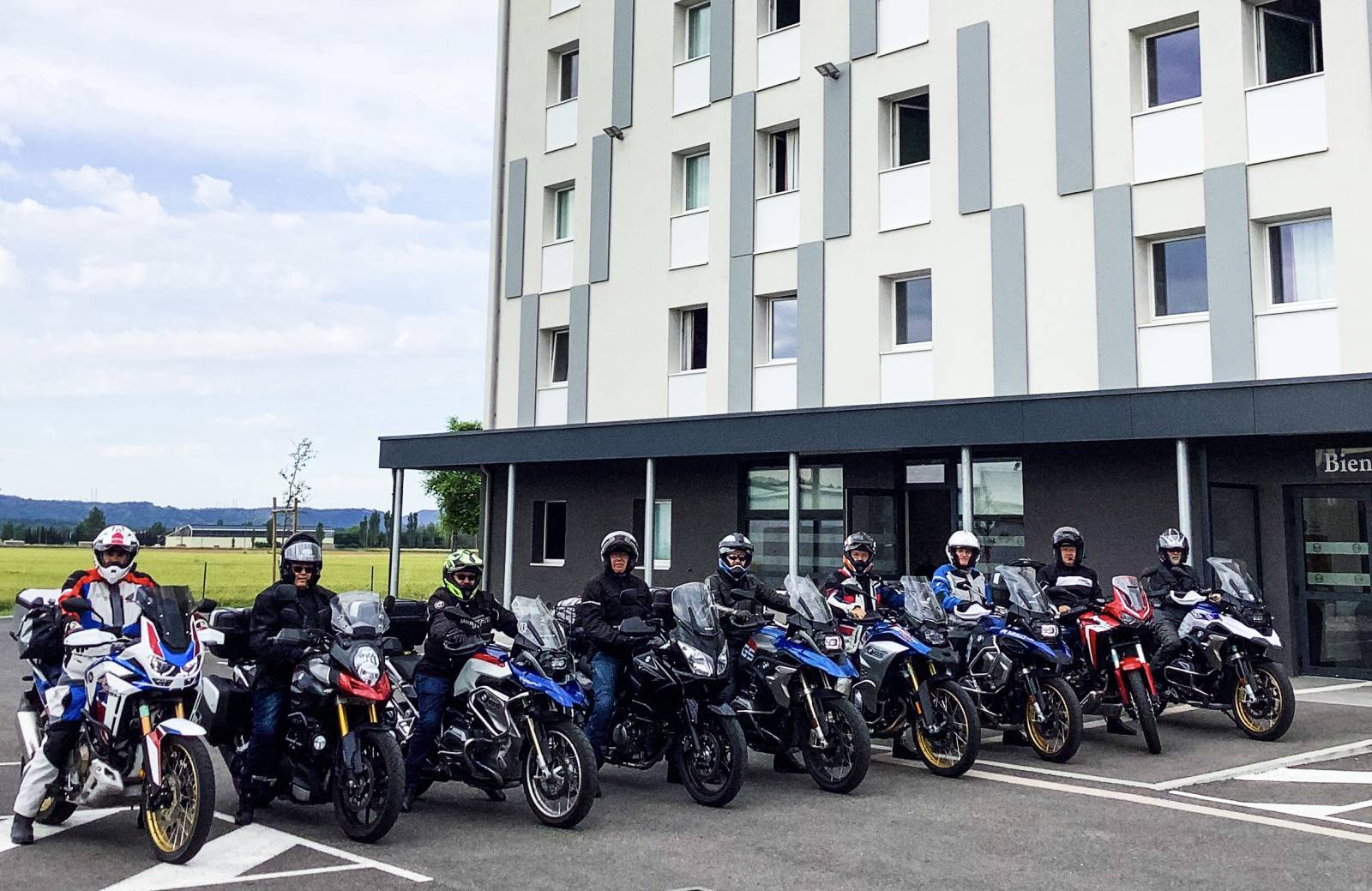 Des motards heureux de leur séjour à l'hôtel B&b Montélimar sud à Montélimar