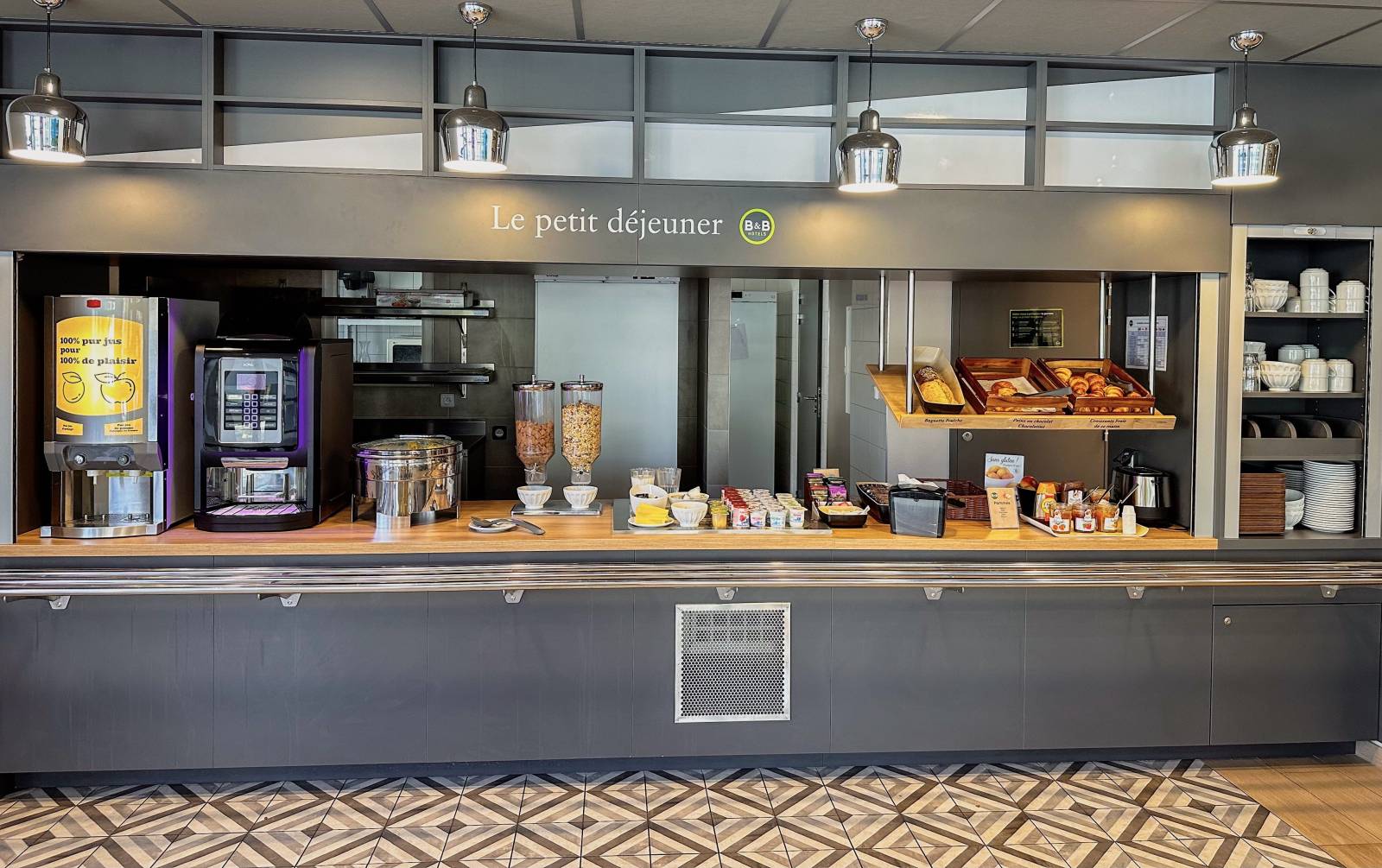 Le buffet de petit déjeuner du B&B HOTEL Montélimar Sud à Montélimar