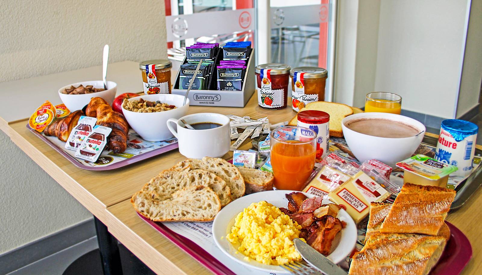 Le plateau de petit déjeuner de l'hôtel B&B Montélimar Sud à Montélimar