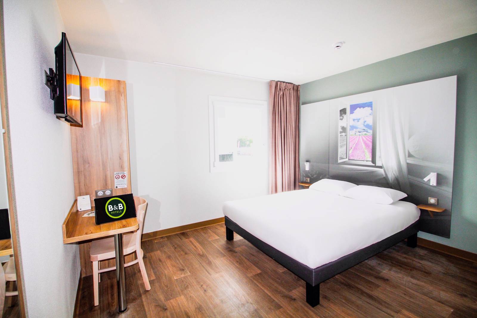 La chambre pour personne à mobilité réduite du B&b HOTEL Montélimar Sud à Montélimar