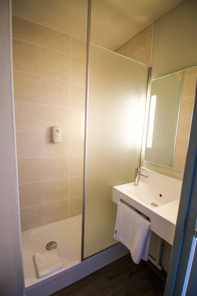 La salle de bain de l’hôtel B&B Montélimar Sud à Montélimar