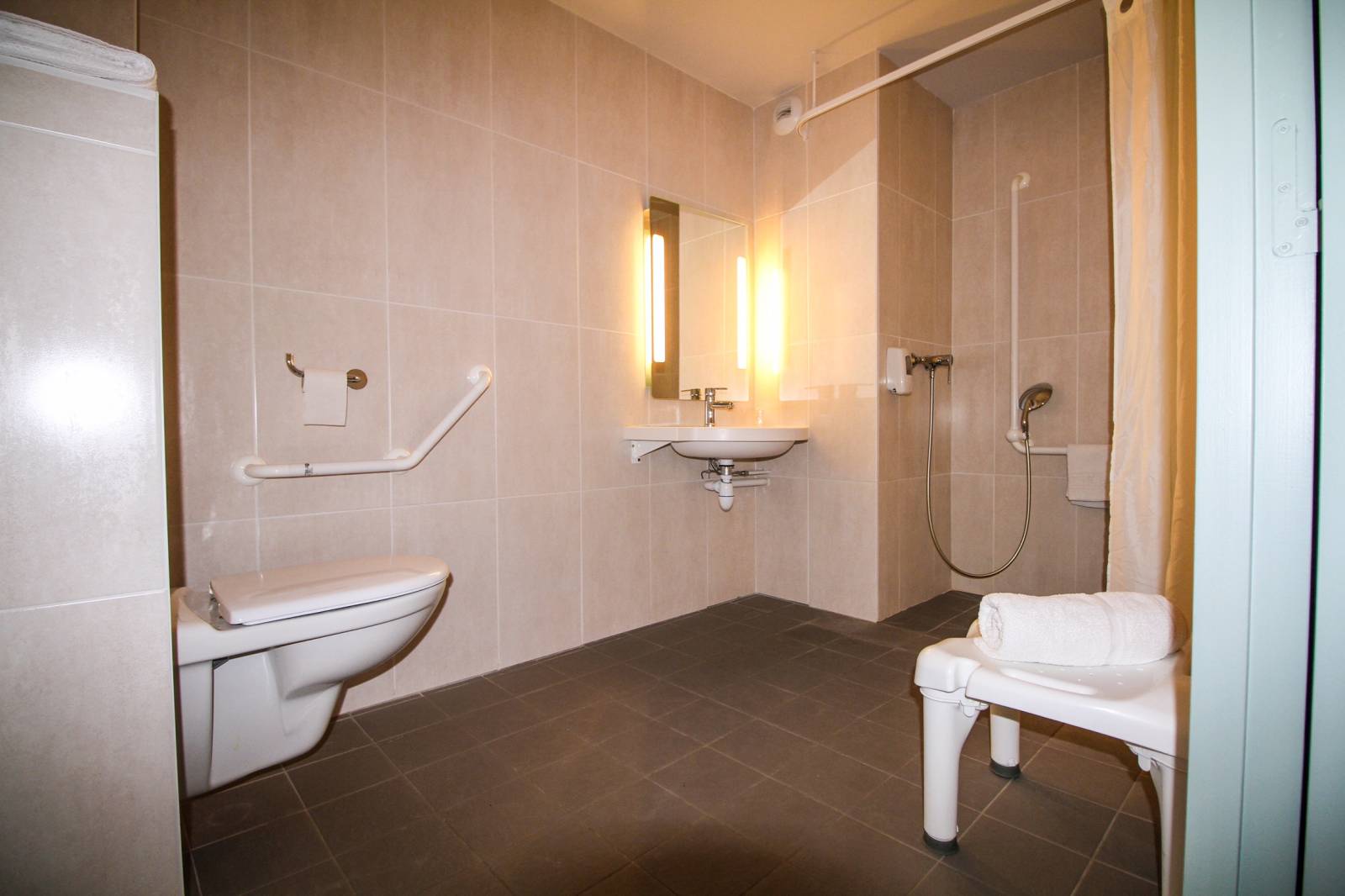 La salle de bain de la chambre PMR de l’hôtel B&B Montélimar Sud à Montélimar