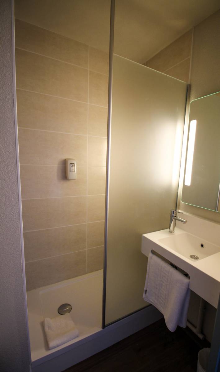 La salle de bain de l’hôtel B&B Montélimar Sud à Montélimar