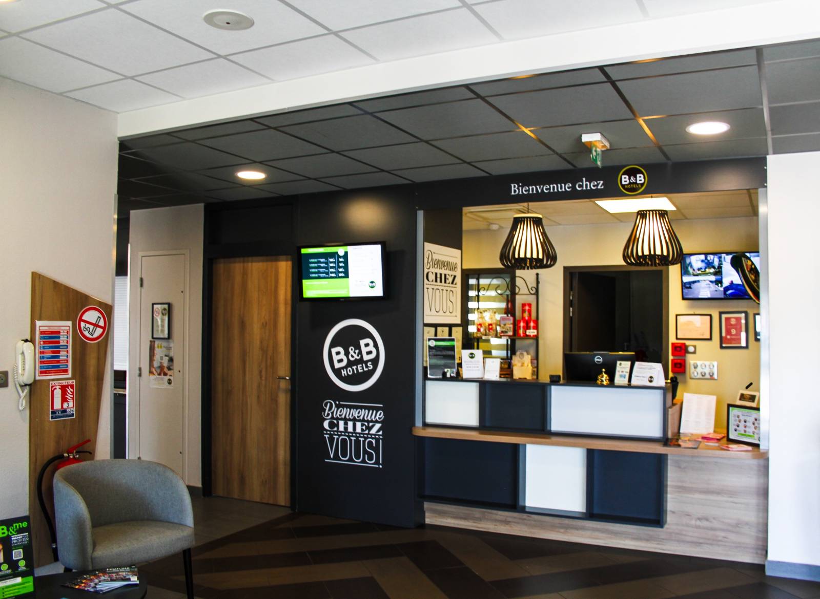 Buffet petit-déjeuner à volonté avec produits frais et viennoiseries - B&B HOTEL Montélimar Sud