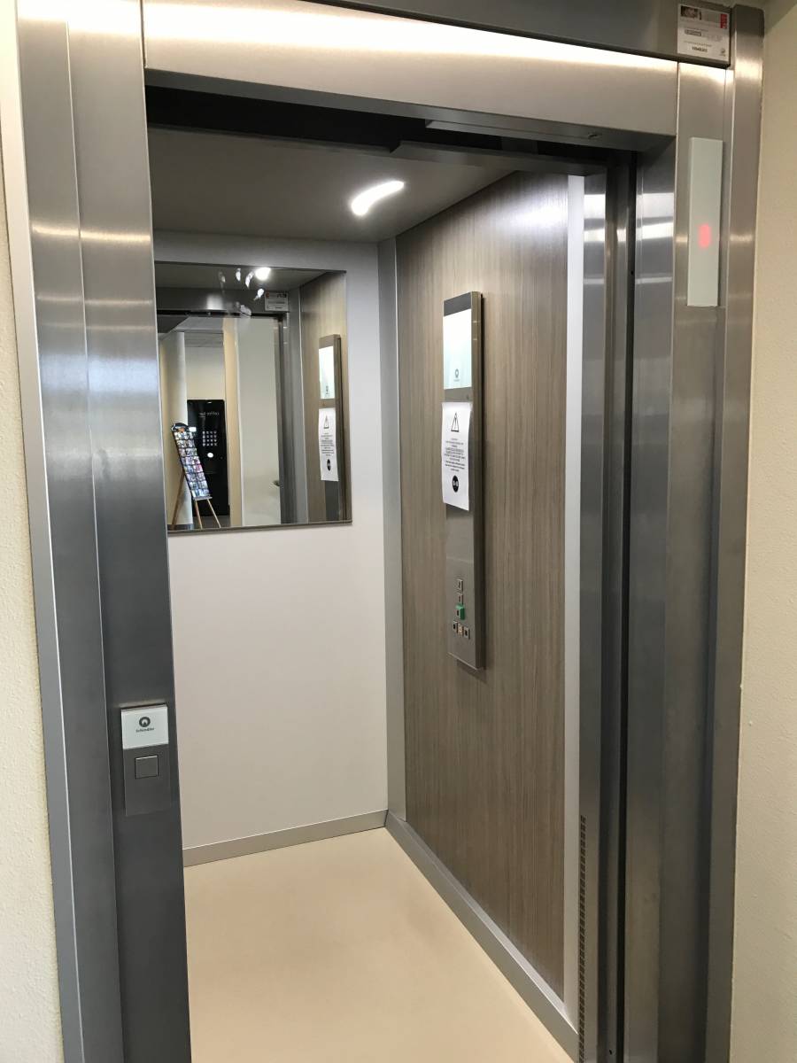 L'ascenseur de l'hôtel B&B Montélimar Sud à Montélimar