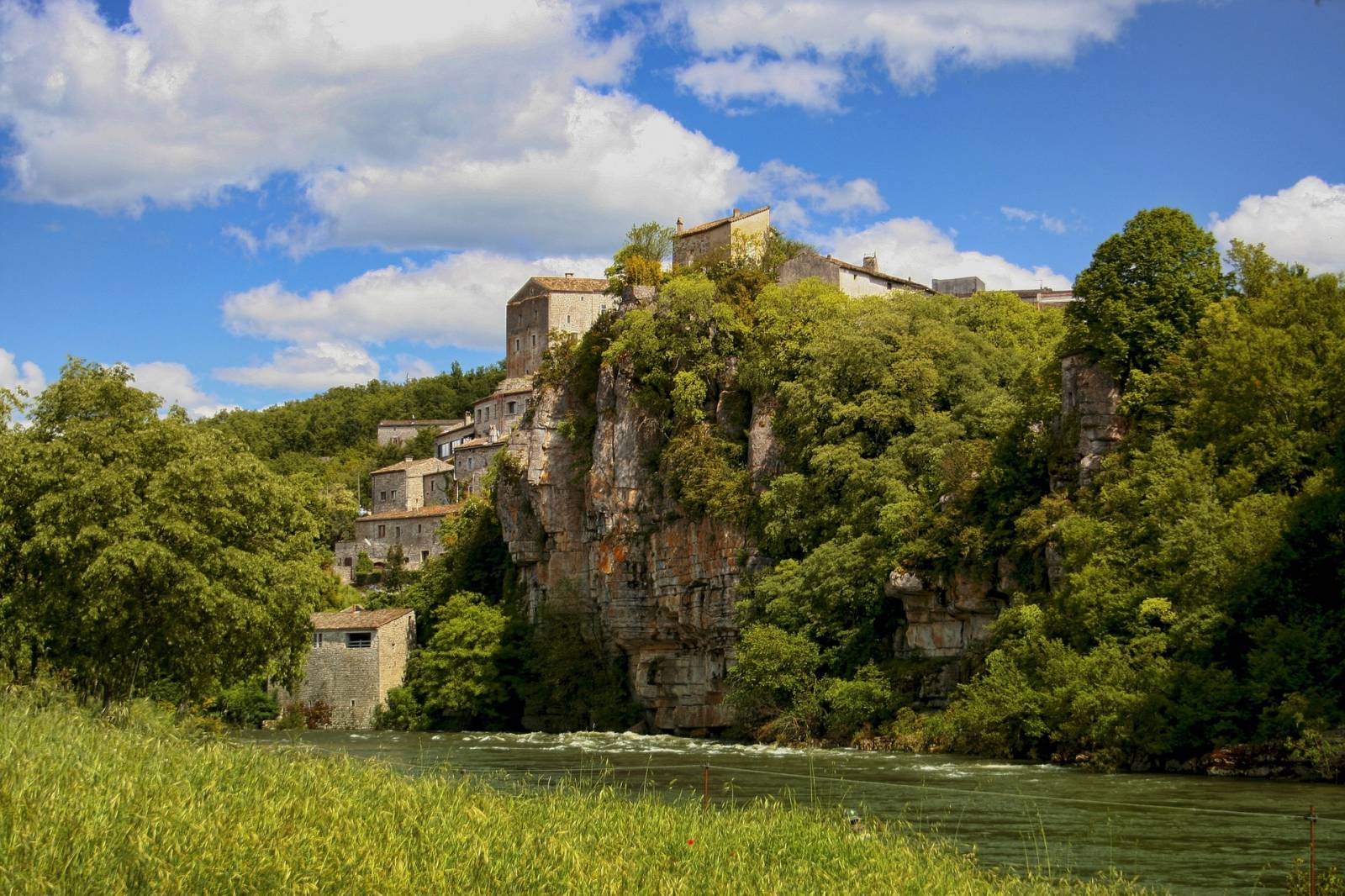 Le village de Balazuc perché sur son rocher surplombant l'Ardèche