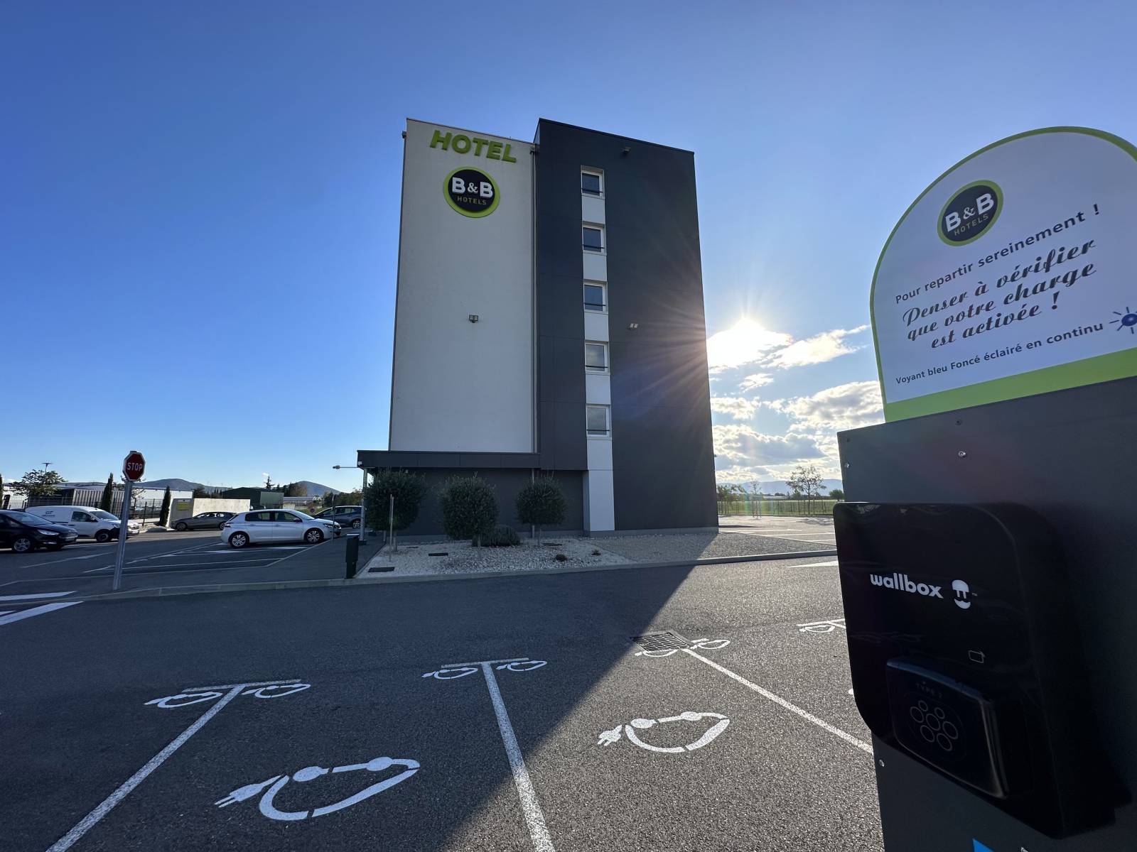 Le parking de l'hôtel étape pas cher proche de l'autoroute A7 à Montélimar