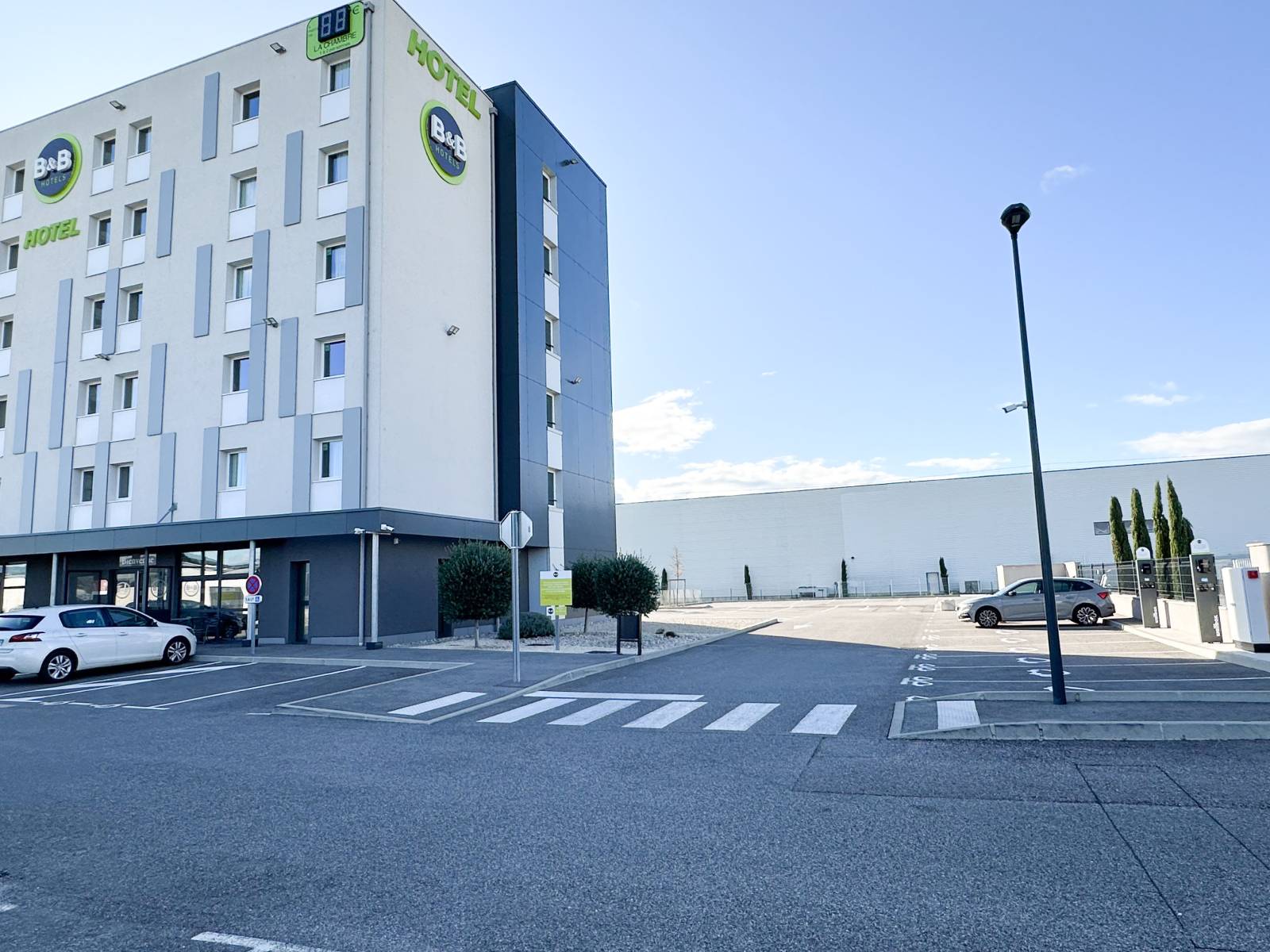 Le B&B HOTEL Montélimar Sud vu de face à Montélimar