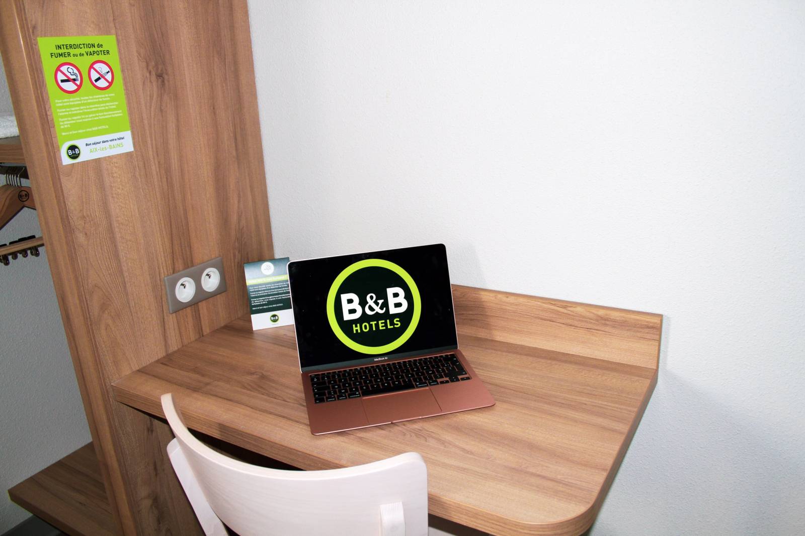 Le bureau de la chambre business de l'Hôtel BB Montélimar Sud à Montélimar