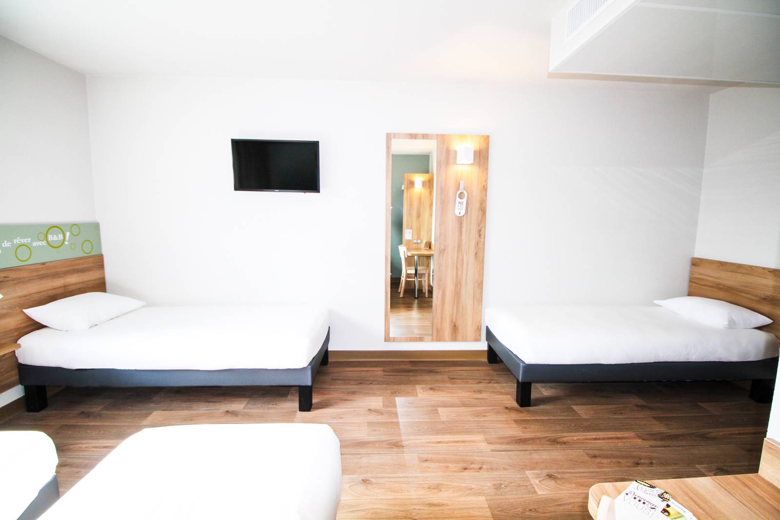 La chambre quadruple à 4 lits du B&B HOTEL Montélimar Sud à Montélimar 