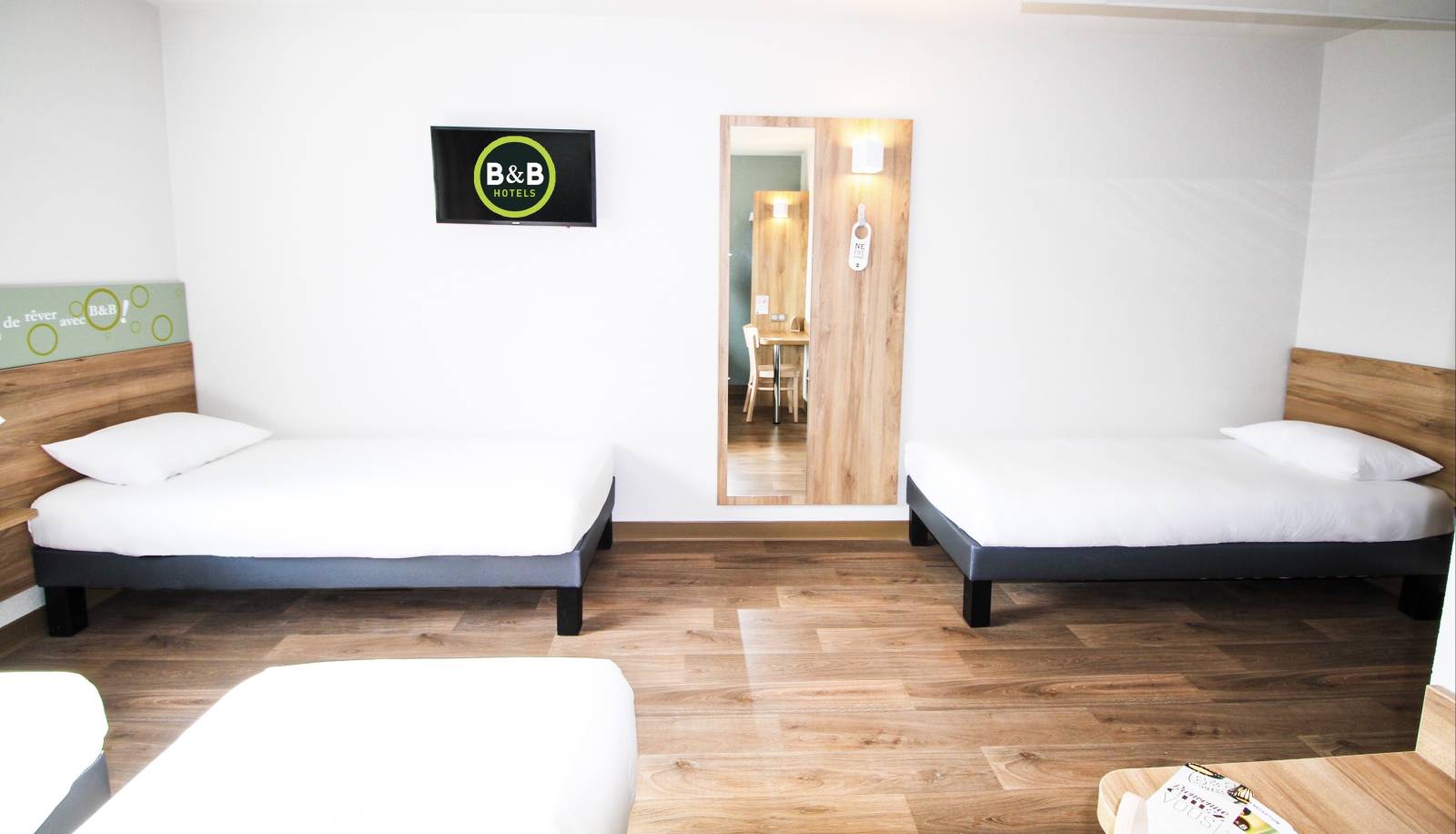 La chambre 4 lits de l'hôtel pour les groupes à Montélimar vu de nuit