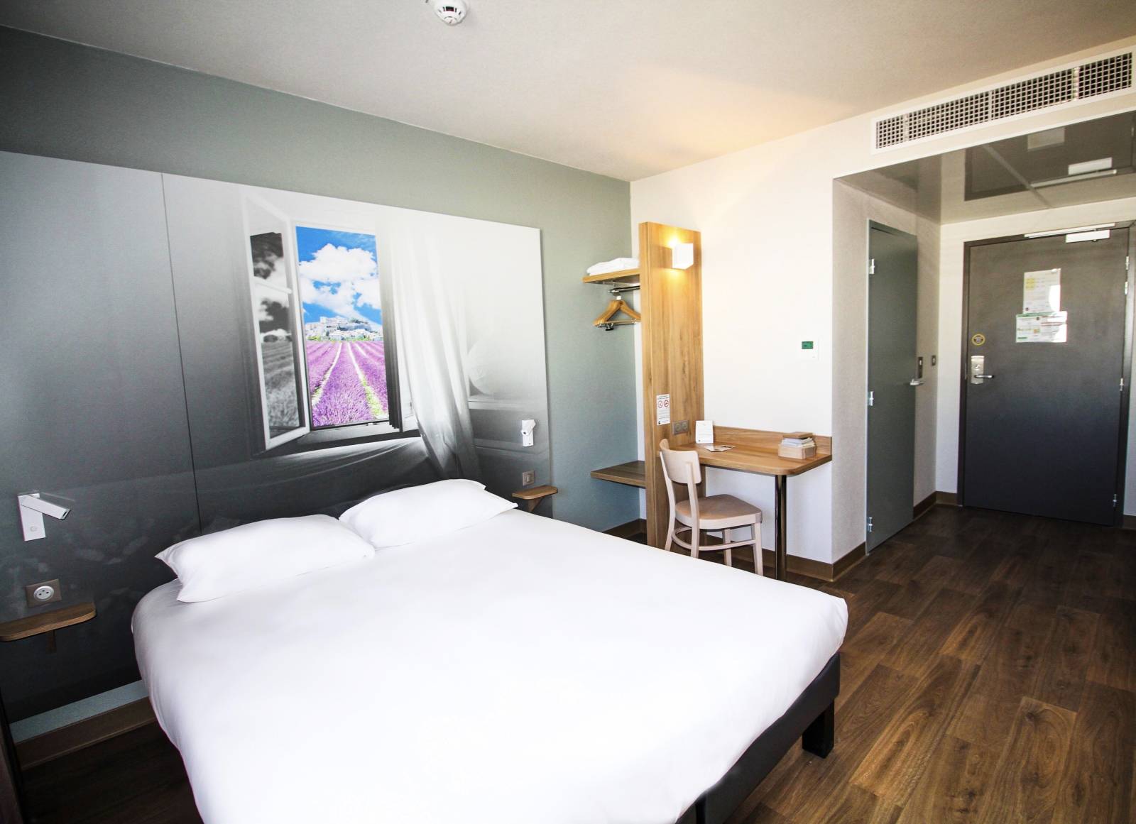 La chambre classique et confortable pour 2 personnes de l'hôtel pour un week-end dans la Drôme à Montélimar.