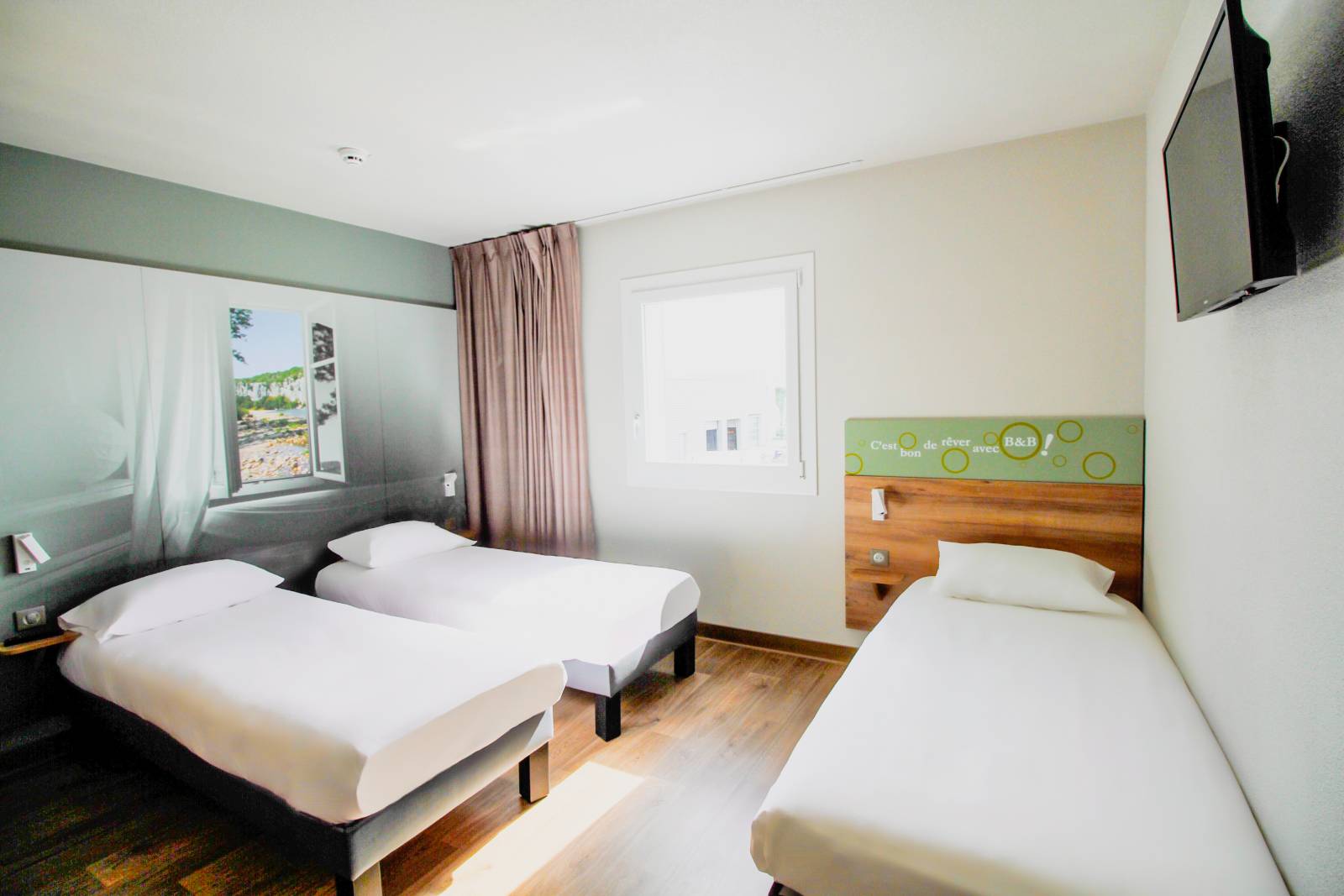 La chambre triple en version chambre à 3 lits de l'hôtel pour entreprise à Montélimar