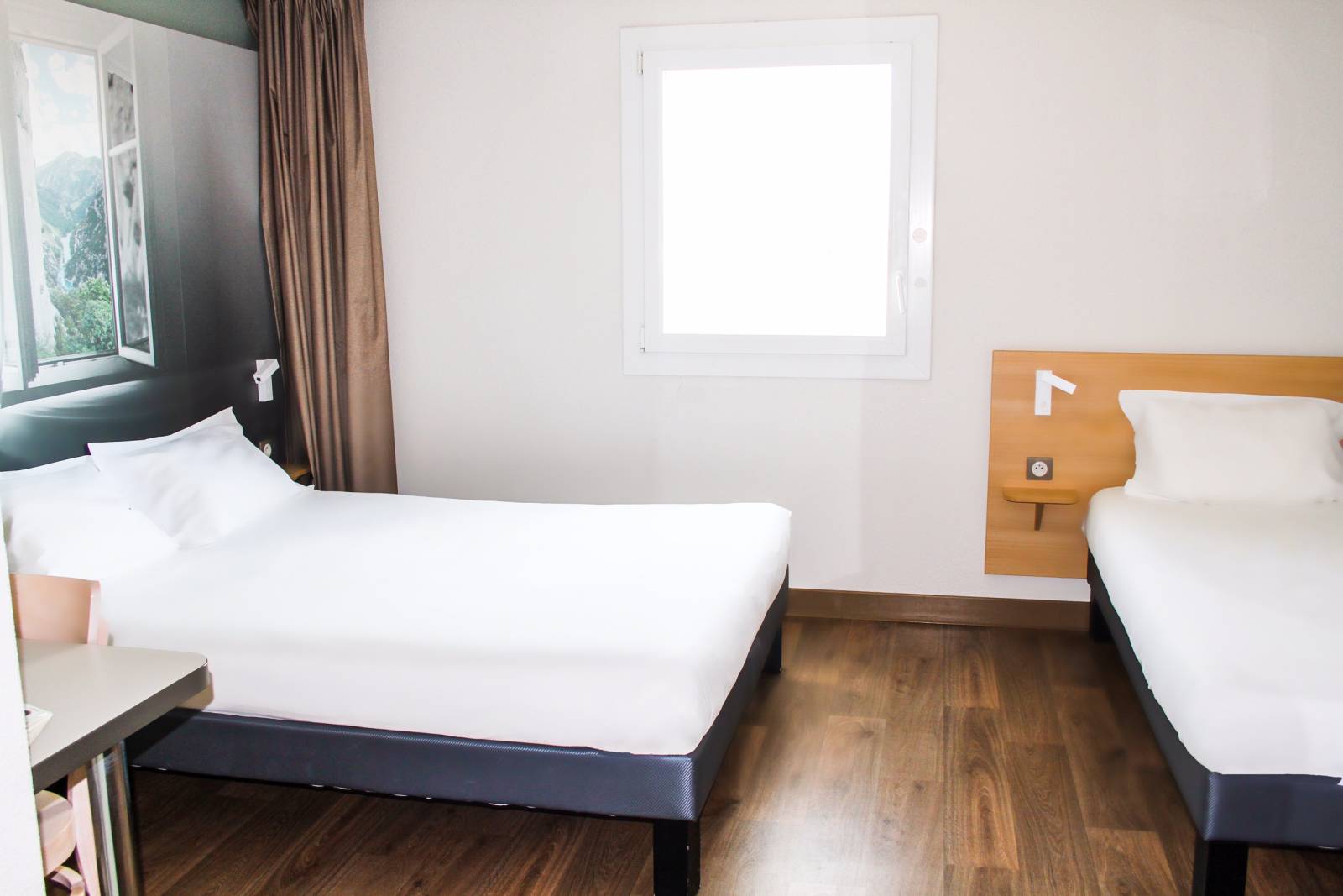 La chambre pour 3 personnes de l'hôtel pas cher à Montélimar