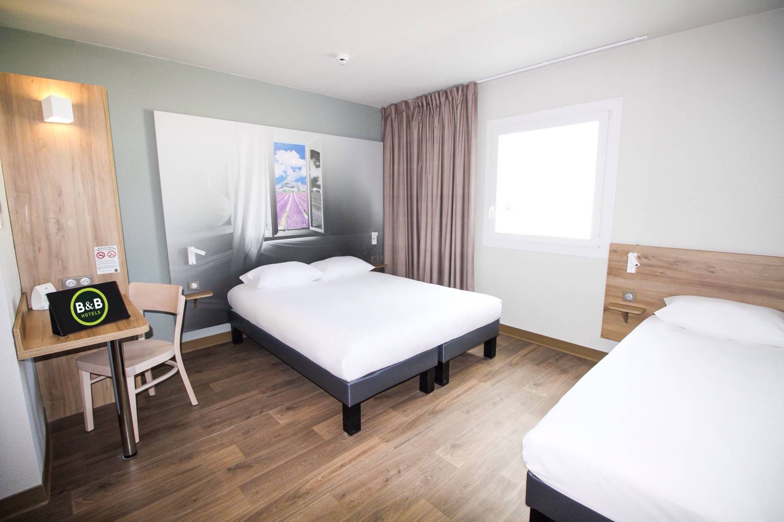 Chambre triple confortable de l'hôtel pour un week-end dans la Drôme, le B&B HOTEL Montélimar Sud.