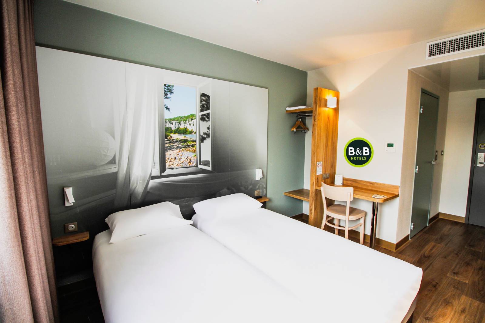 La chambre twin pour 2 personnes de l'hôtel pour un week-end dans la Drôme à Montélimar.