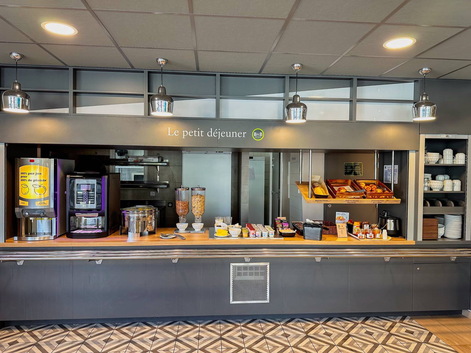Buffet petit-déjeuner à volonté avec produits frais et viennoiseries à Montélimar.