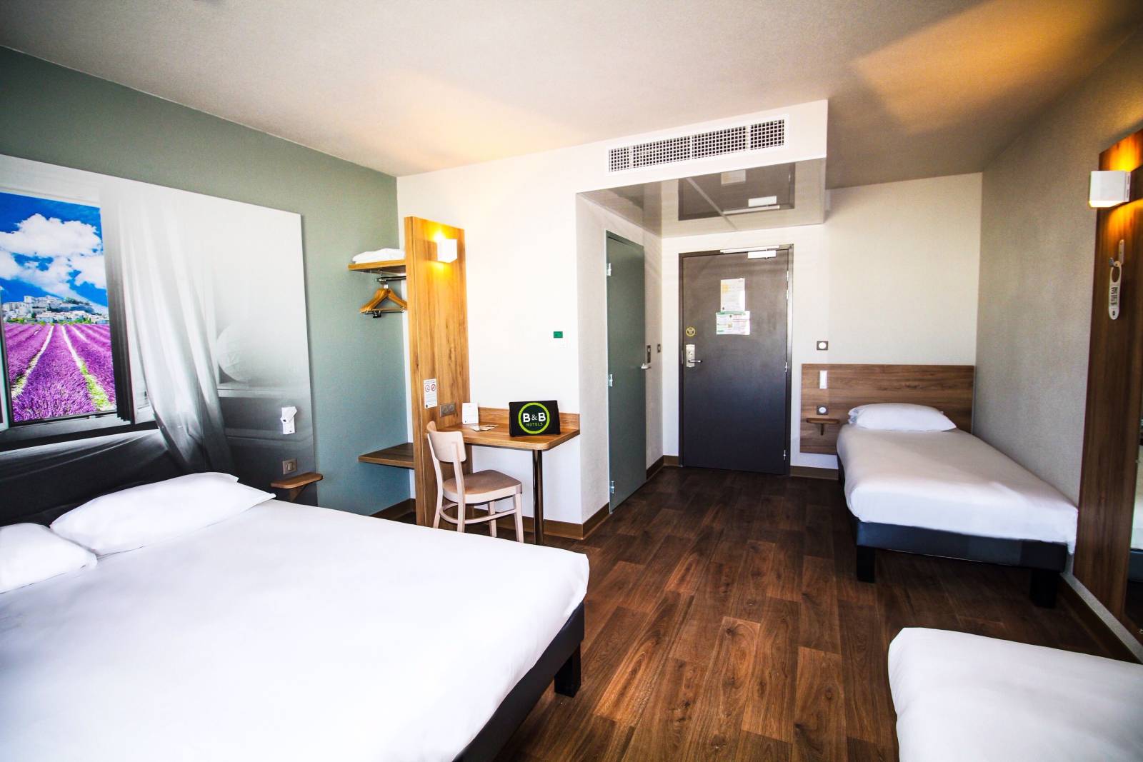 Chambre familiale spacieuse pour 4 personnes au B&B HOTEL Montélimar Sud.