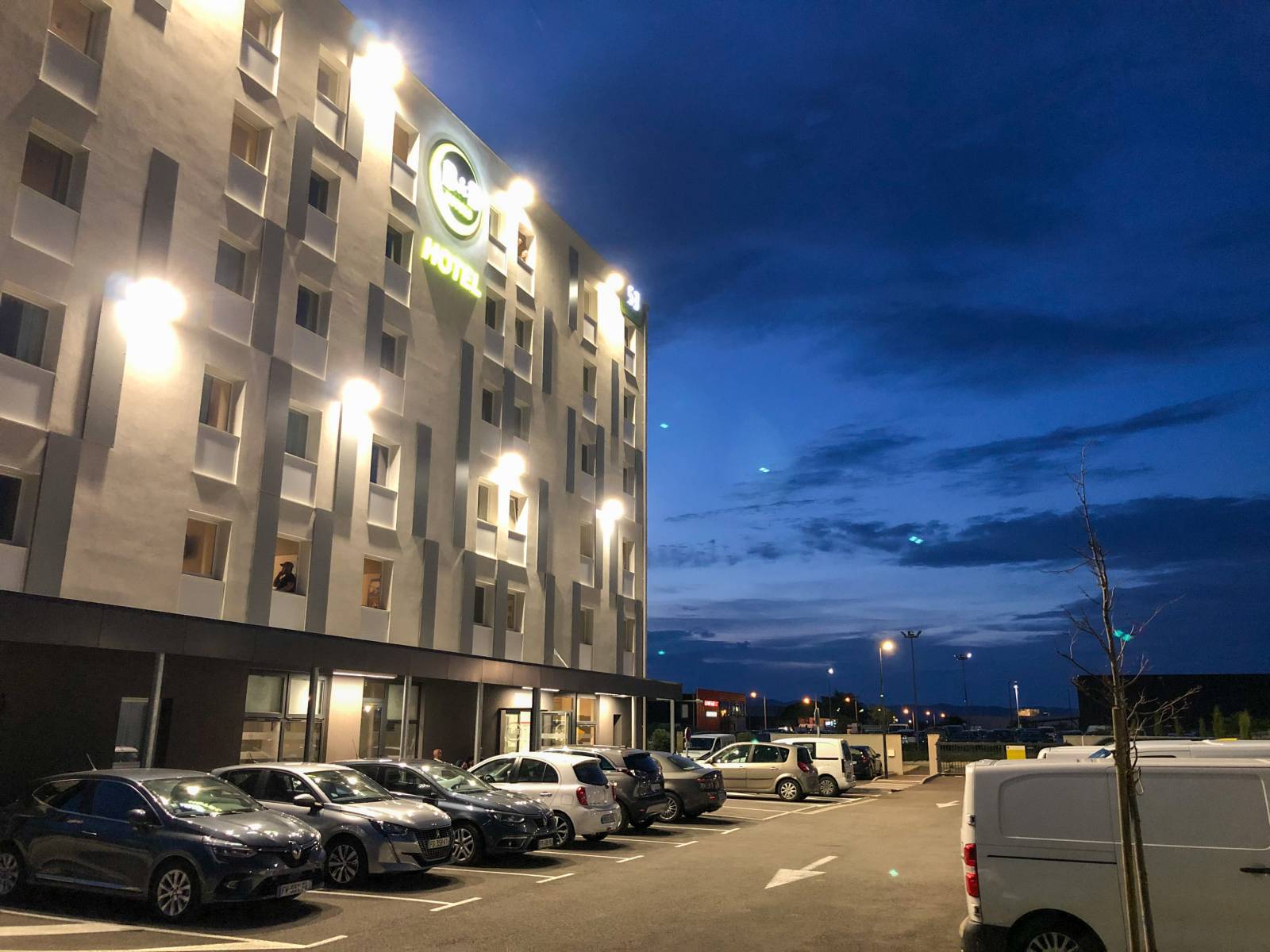 Le parking fermé la nuit de l'hôtel avec parking gratuit à Montélimar