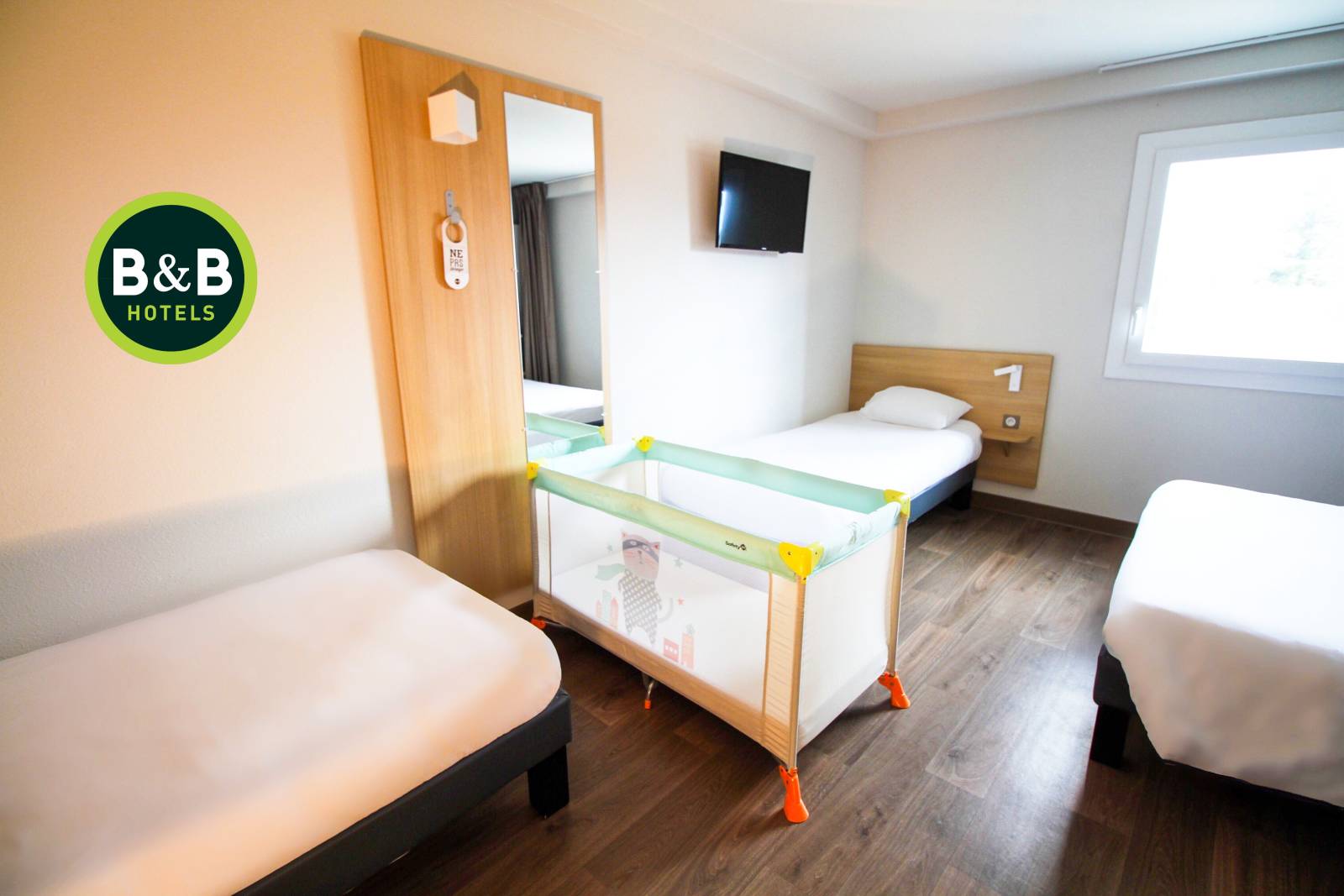 Le lit bébé dans la chambre familiale l'hôtel B&B Montélimar Sud à Montélimar