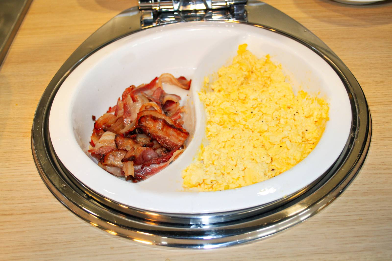 Une source de protéines au petit-déjeuner du B&B HOTEL Montélimar Sud à Montélimar