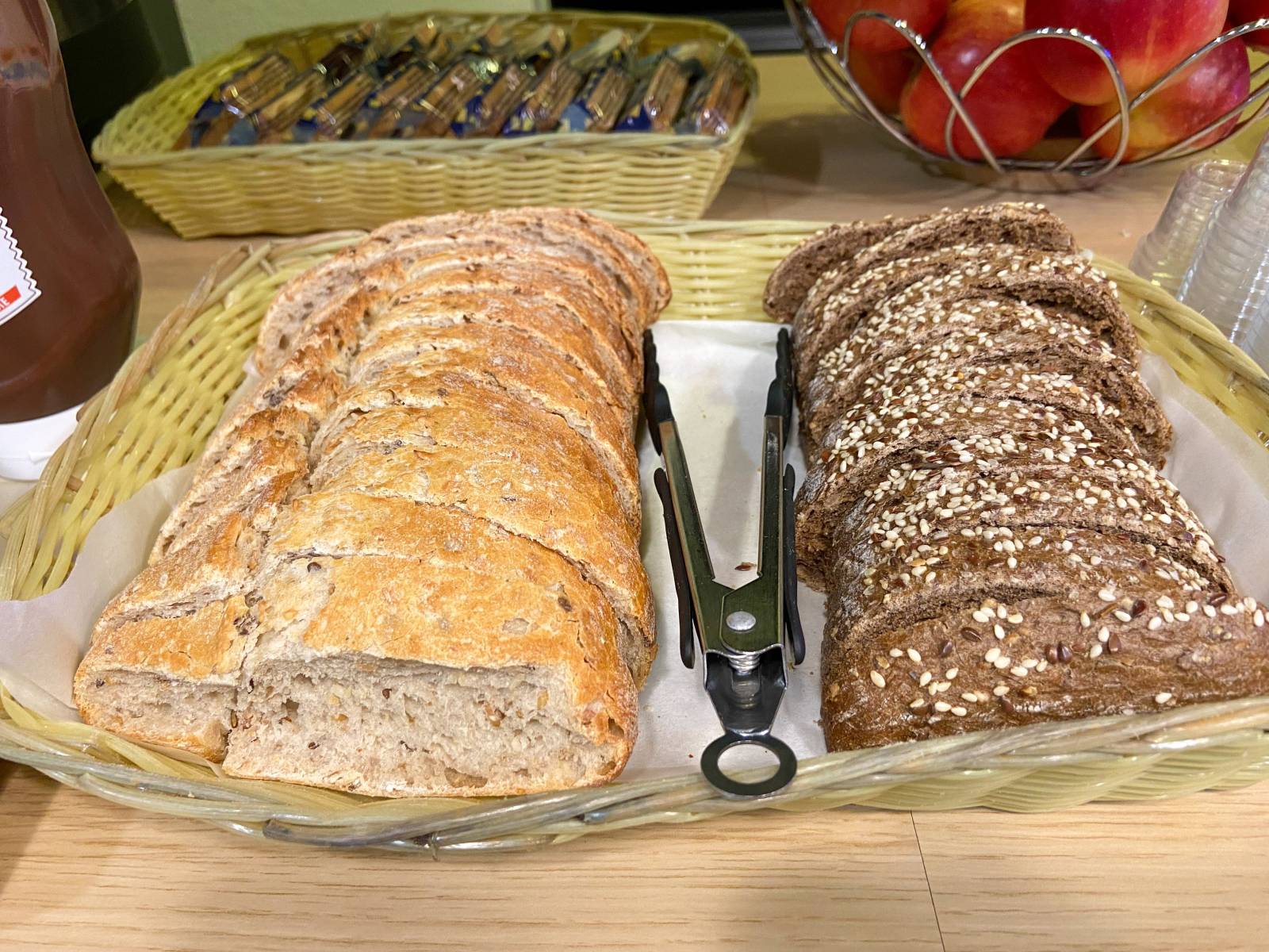 Le pain aux céréales et le pain brun du B&B HOTEL Montélimar Sud à Montélimar