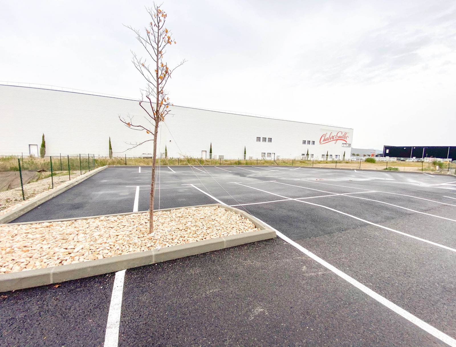 Le parking de l'hôtel B&B Montélimar Sud à Montélimar