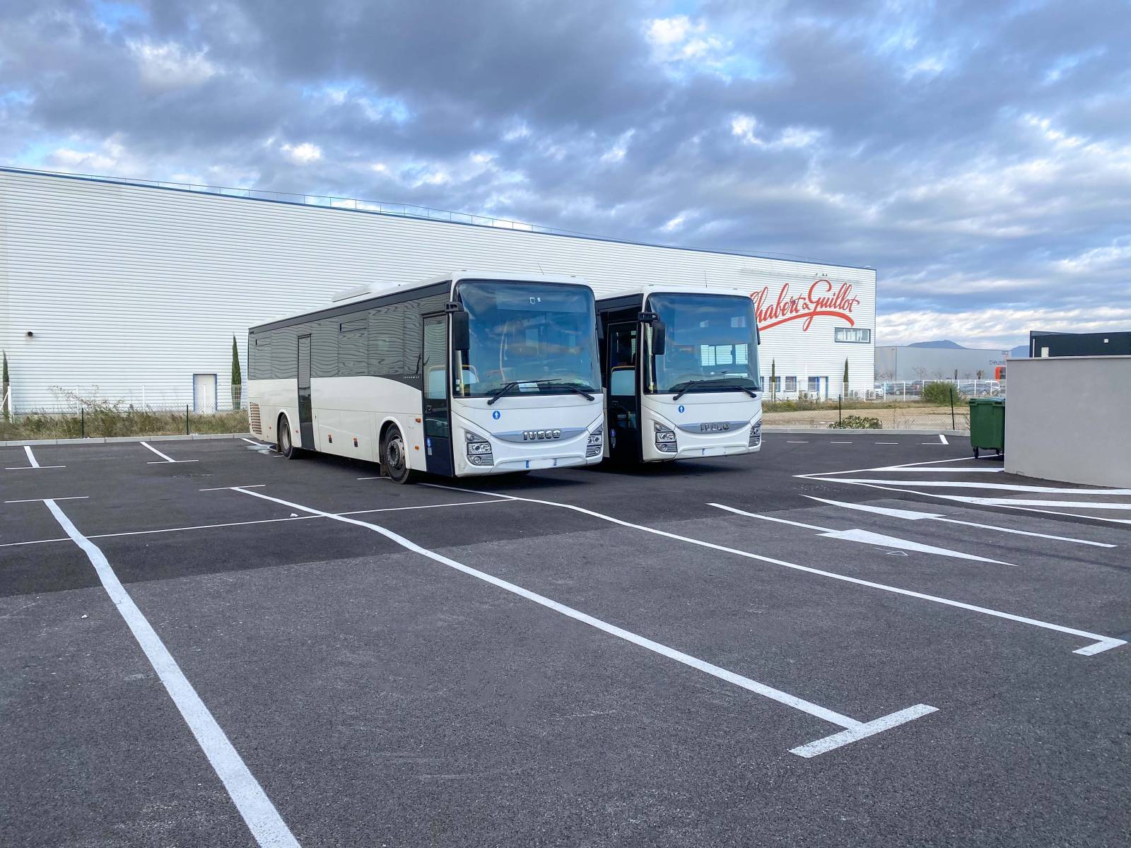 les bus stationnés à l'arrière de l'hôtel B&B Montélimar Sud à Montélimar