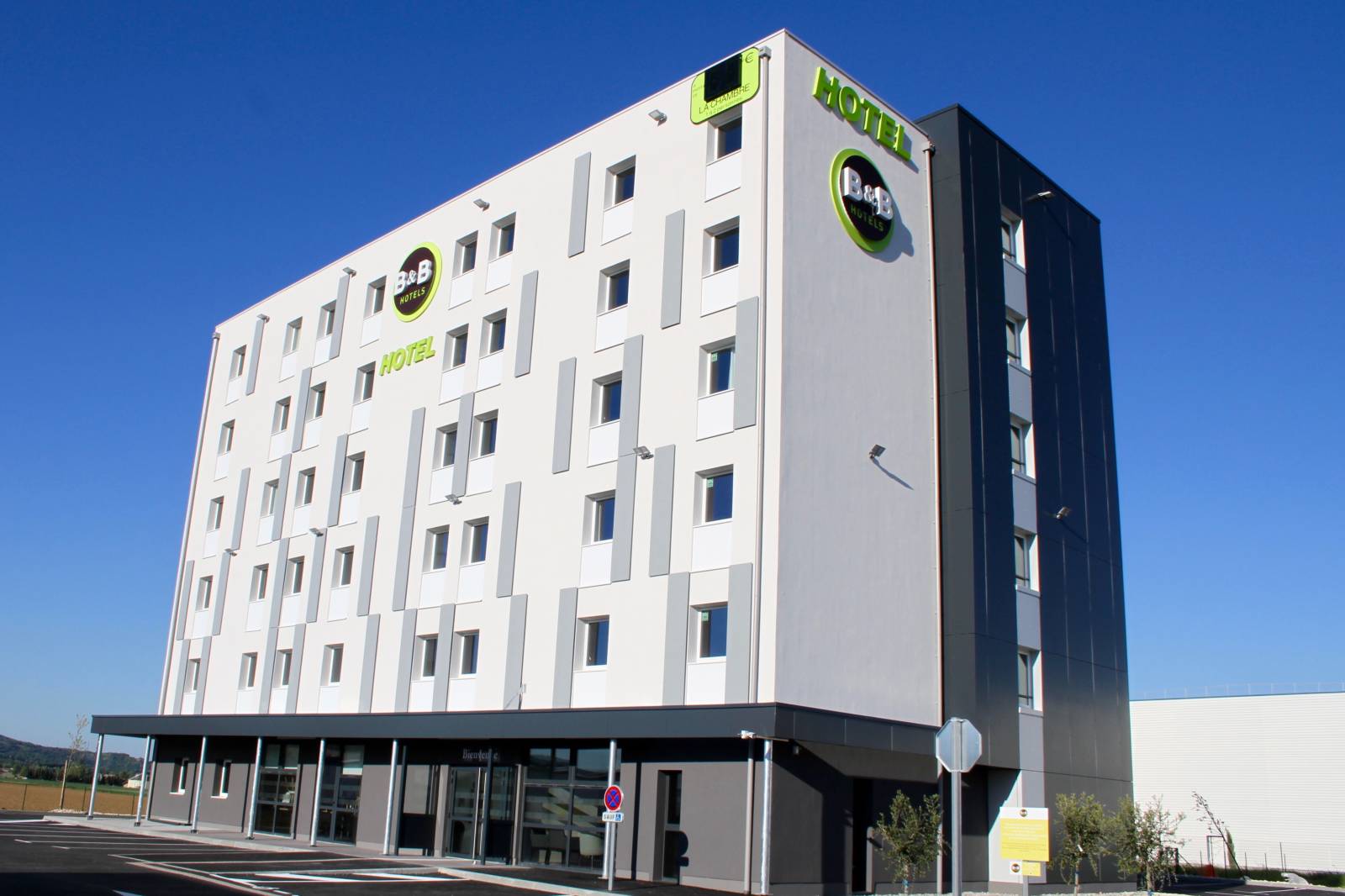 Pour un séjour économique avec le parking gratuit du B&B HOTEL Montélimar Sud.